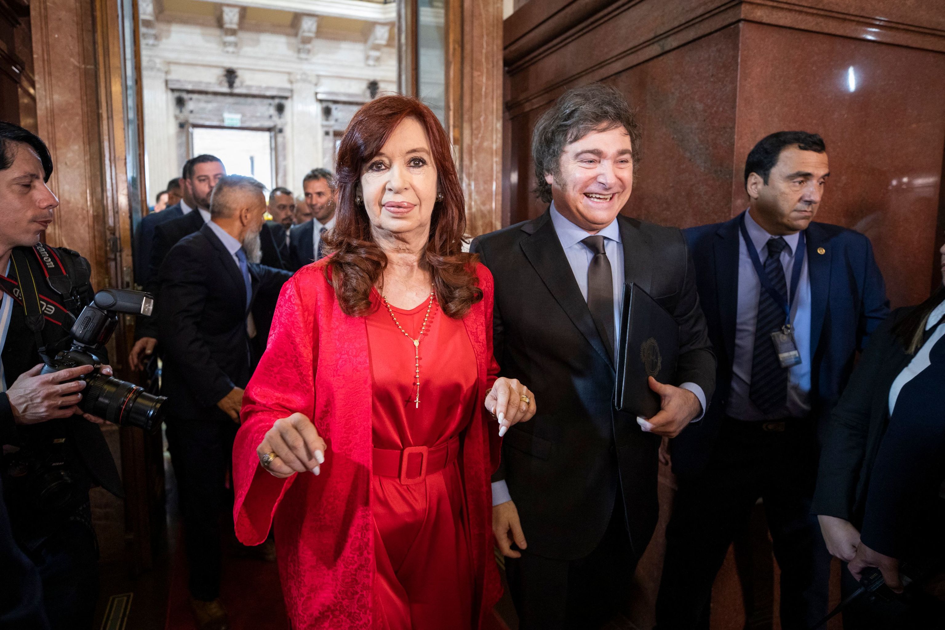 Cristina Fernández del brazo de Javier Milei.
