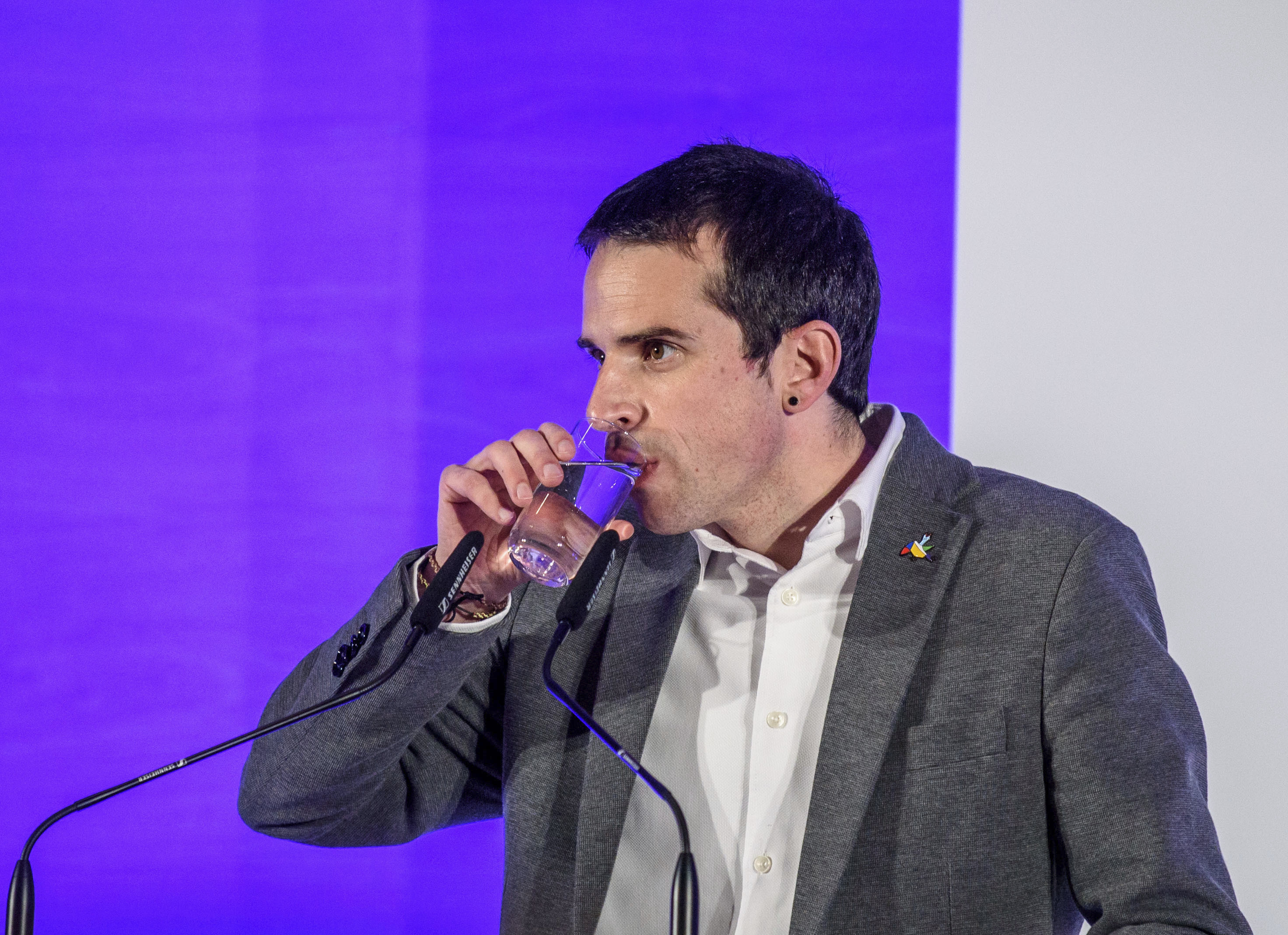 Peio Otxandiano bebe agua durante una de sus comparecencias públicas en Bilbao.