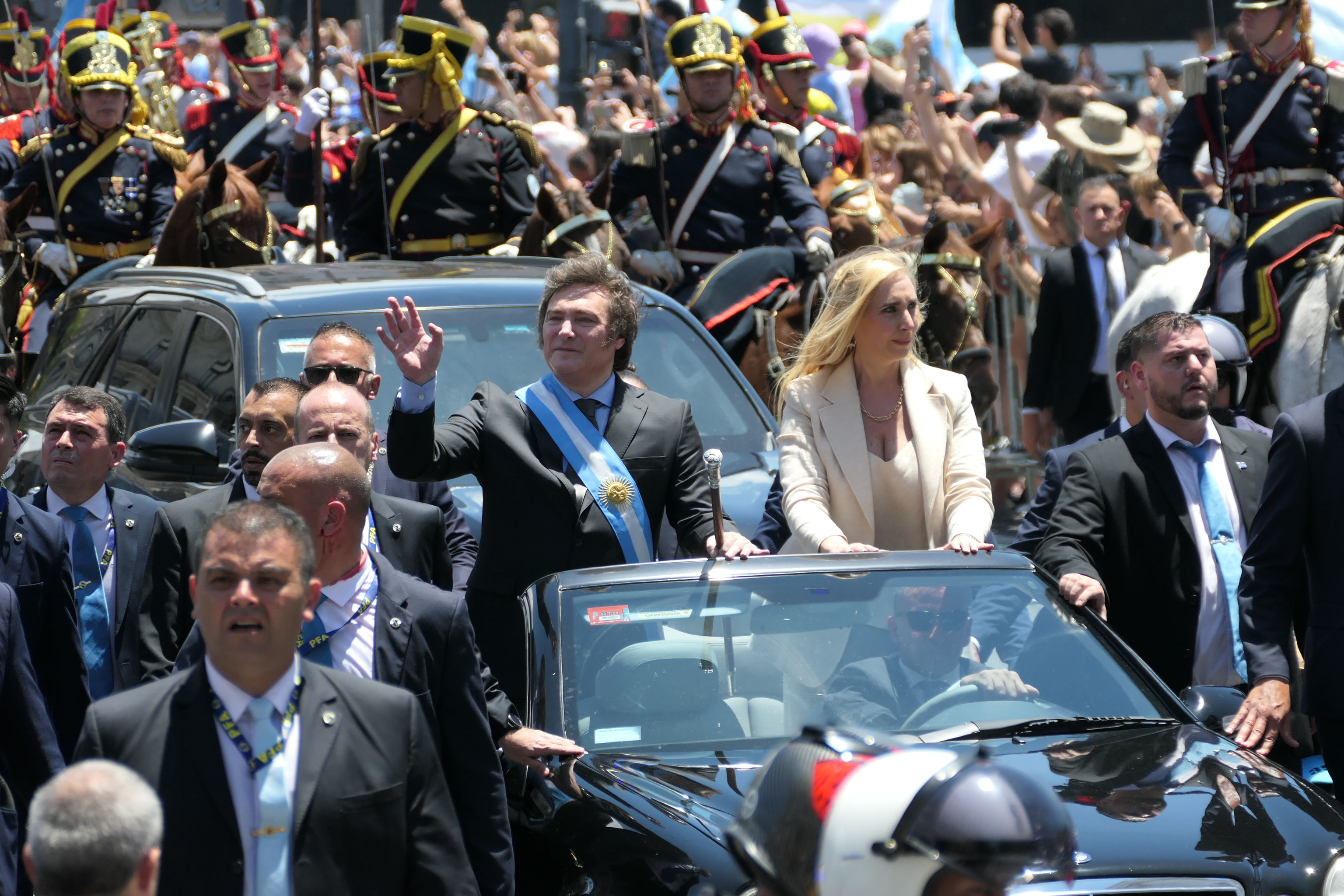 El presidente electo de Argentina Javier Milei realiza un recorrido hasta la Casa Rosada acompaado de su hermana Karina Milei,