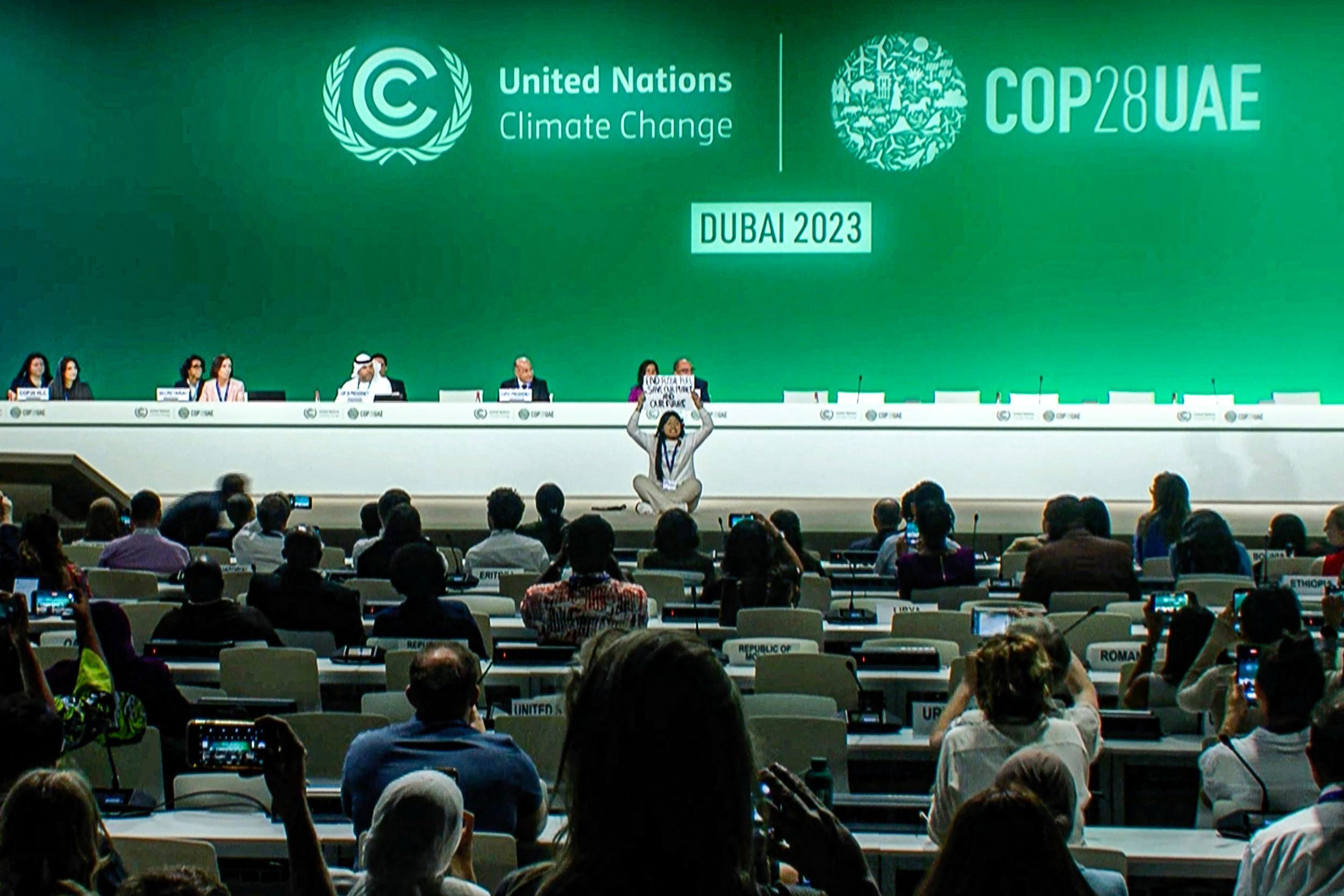 Una activista se cuela en un evento de la COP28.