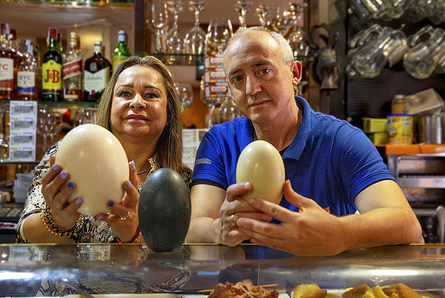 Luz Tenorio y Javier Garca con huevos de avestruz, em y and en la barra del bar Macarena.