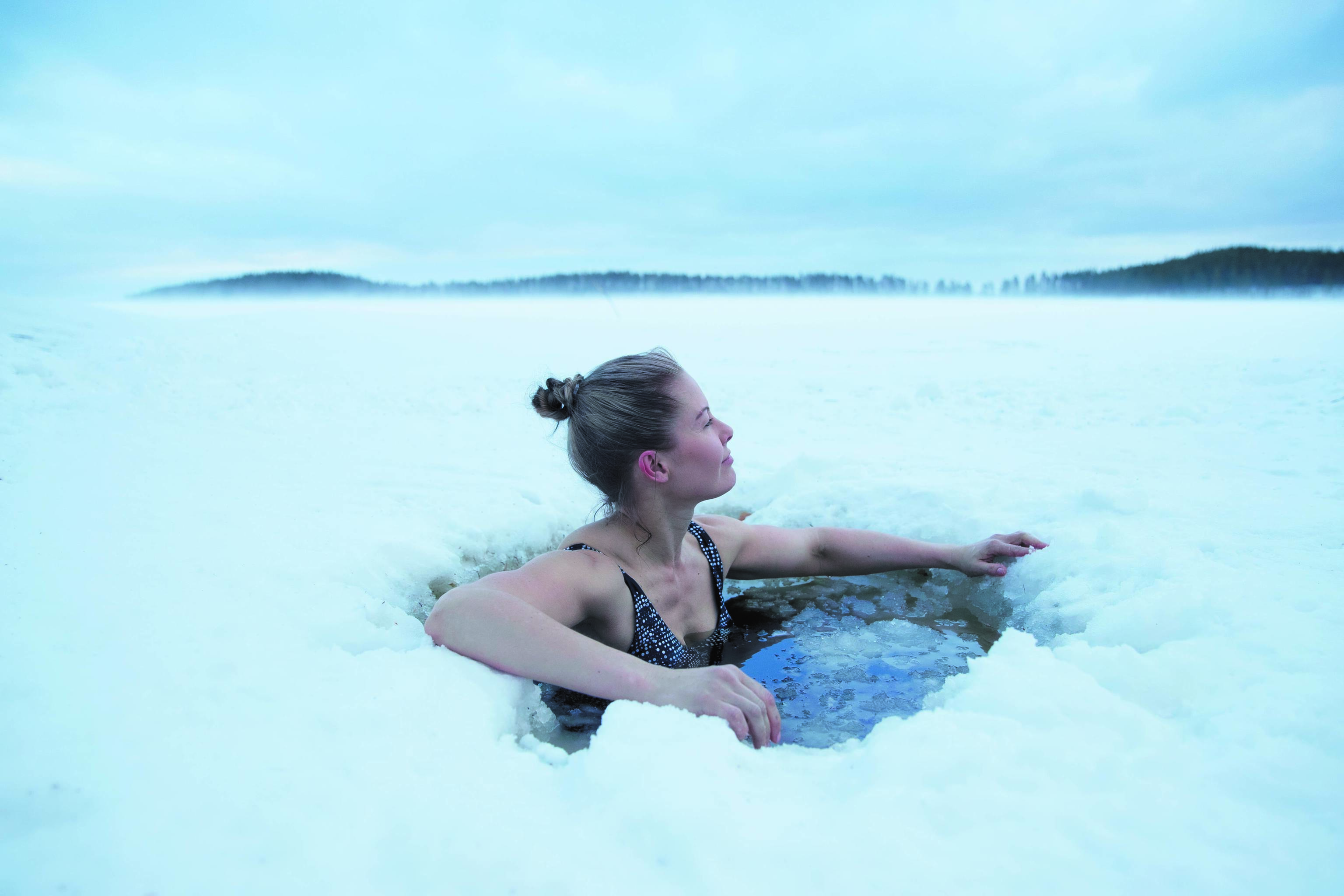 Inmersión en un lago helado en Finlandia.