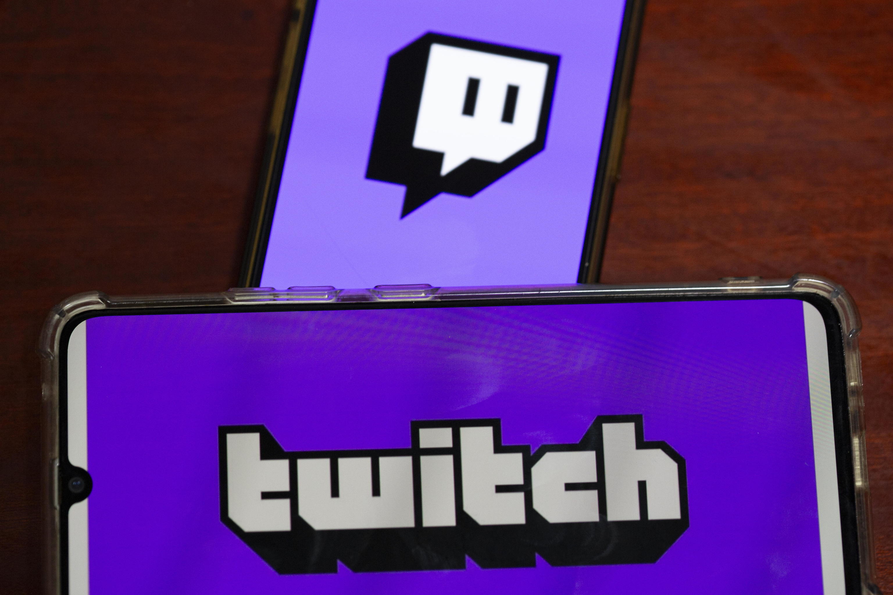 El logo de twitch en varios smartphones.
