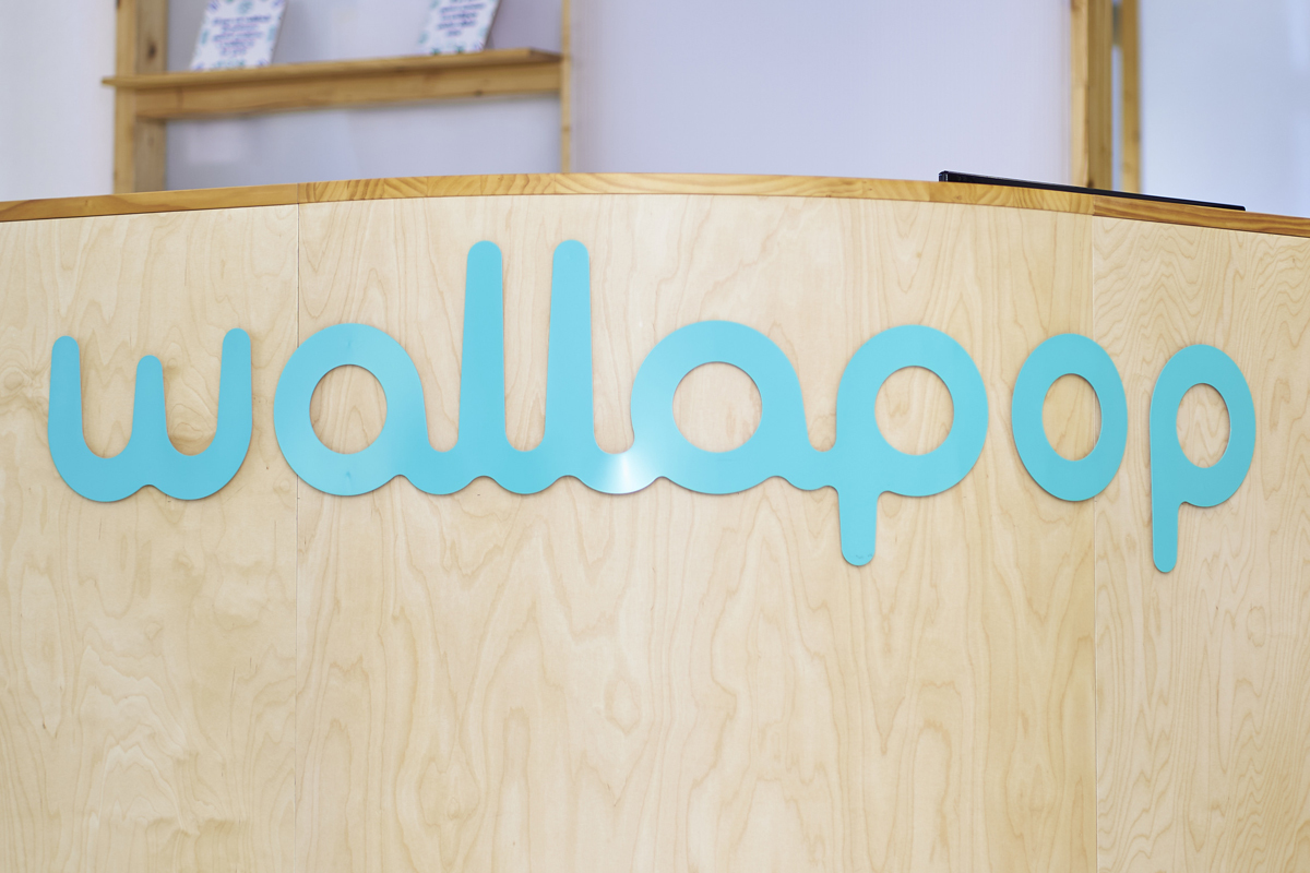 Un logotipo de Wallapop en una oficina de la empresas.