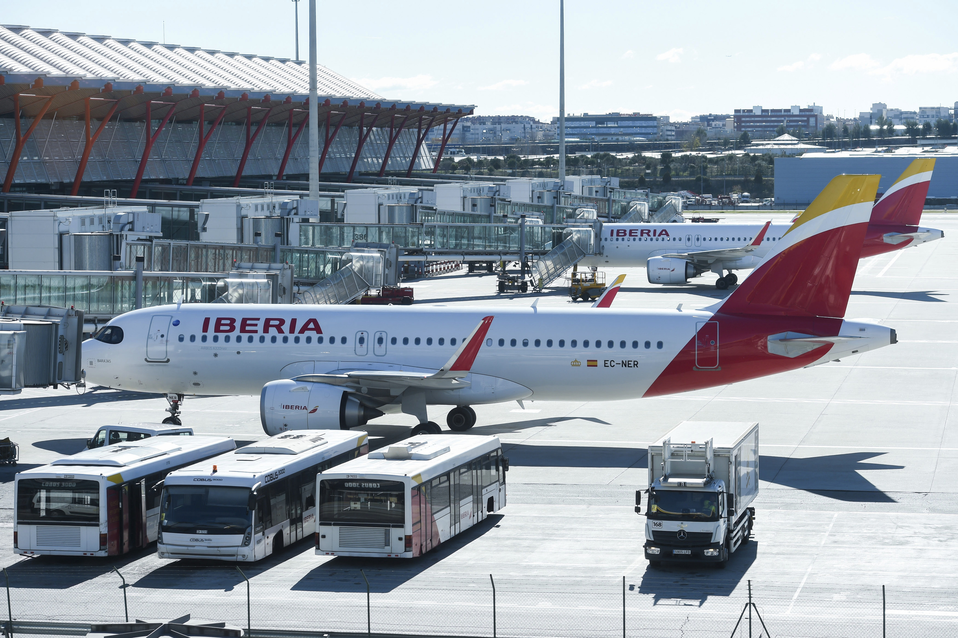 Aviones de Iberia esperando su salida en una pista en la Terminal 4 del Aeropuerto Madrid-Barajas Adolfo Su
