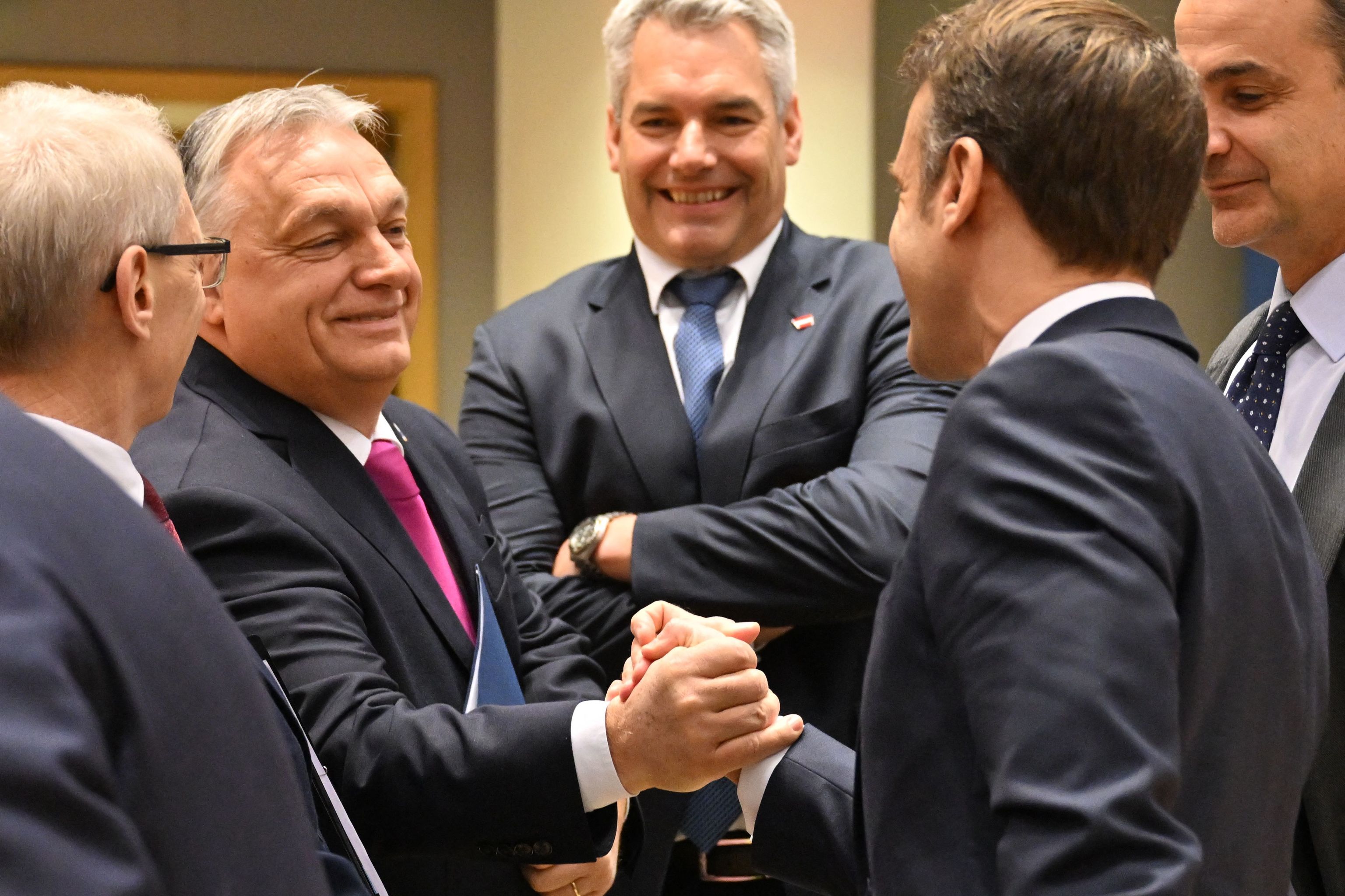 Orban y Macron se saludan hoy en Bruselas.