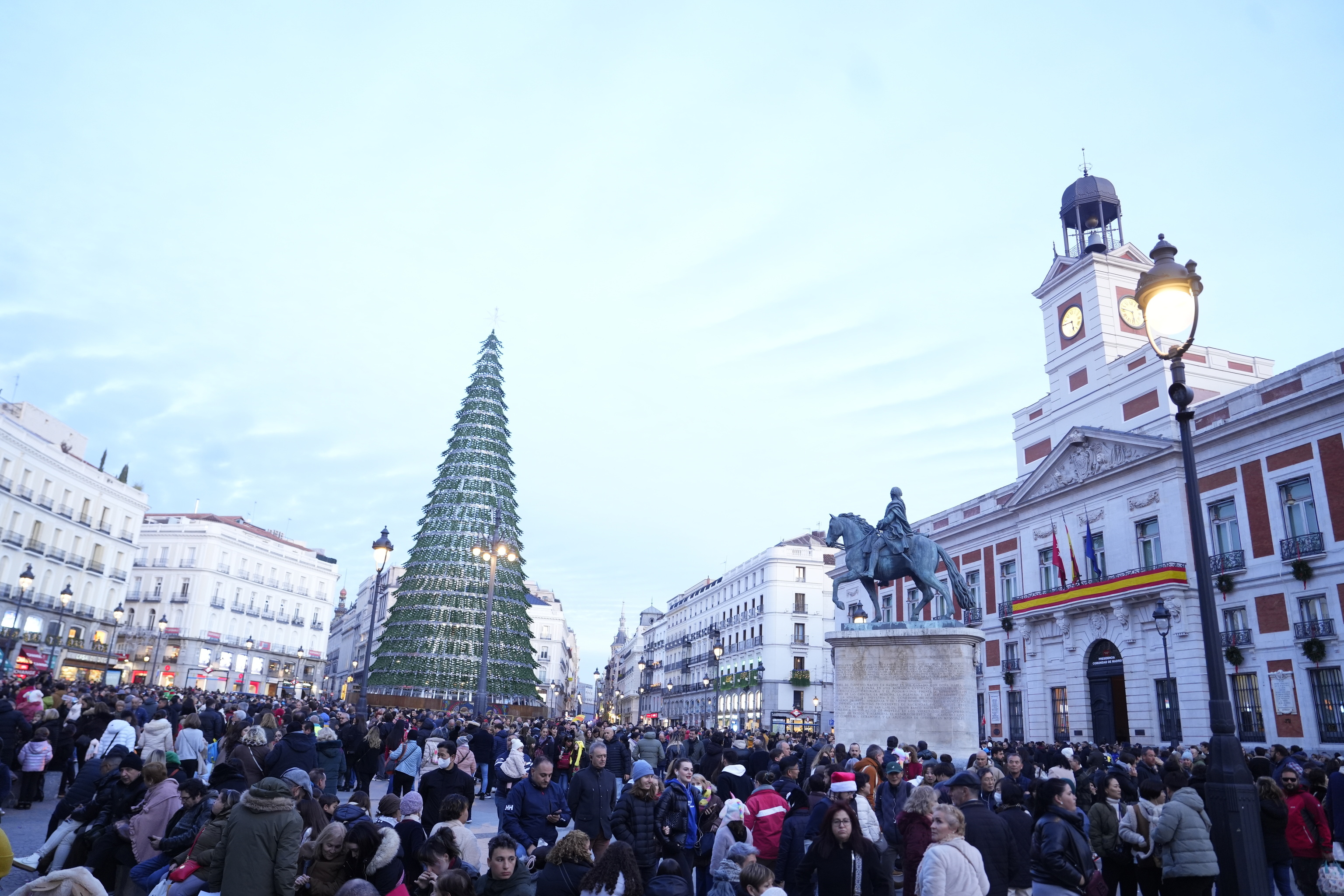 Gente paseando en un da despejado en la Puerta del Sol de Madrid.