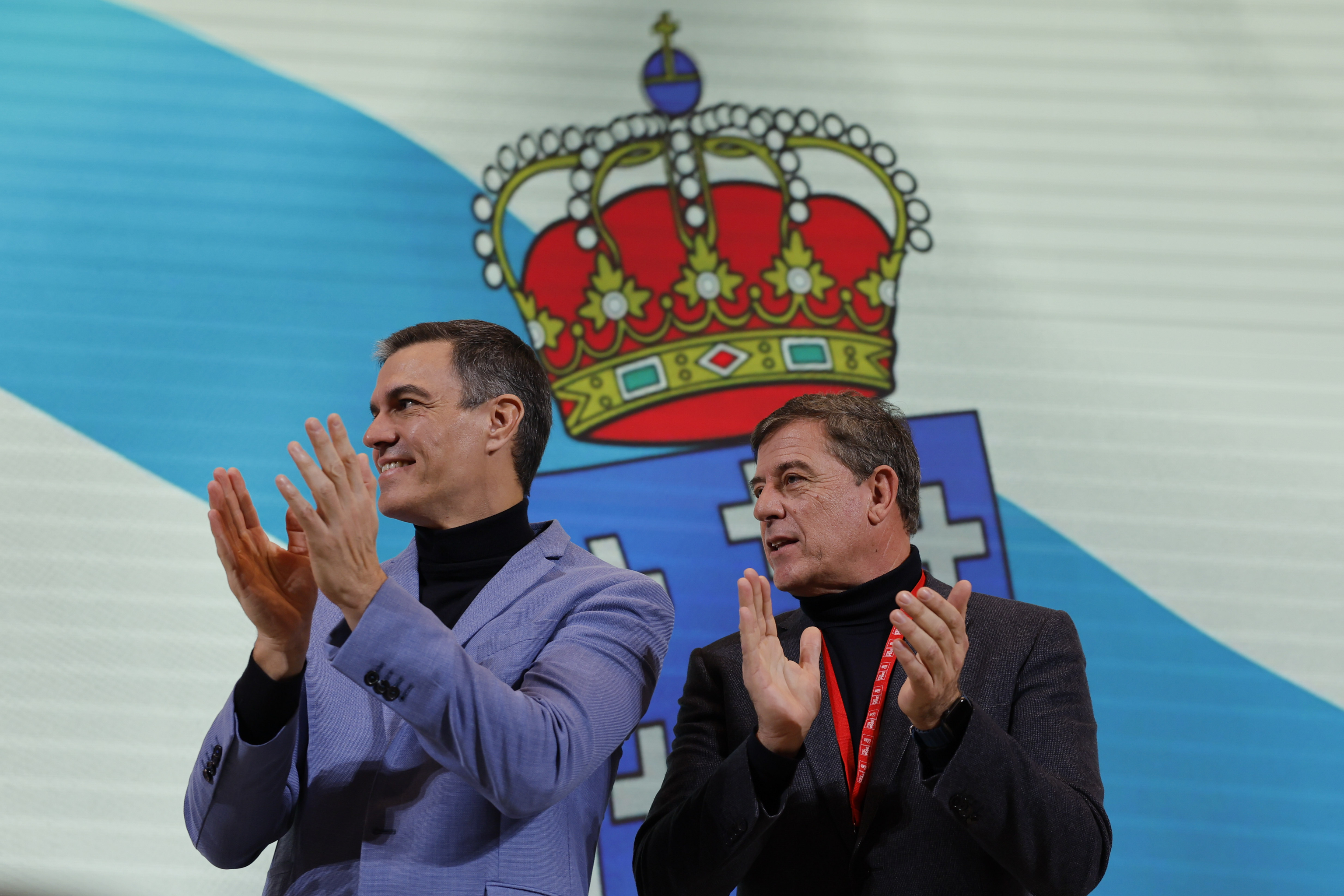 Pedro Snchez y Jos Ramn Gmez Besteiro, ayer, durante el acto del PSOE de Galicia en Santiago de Compostela.