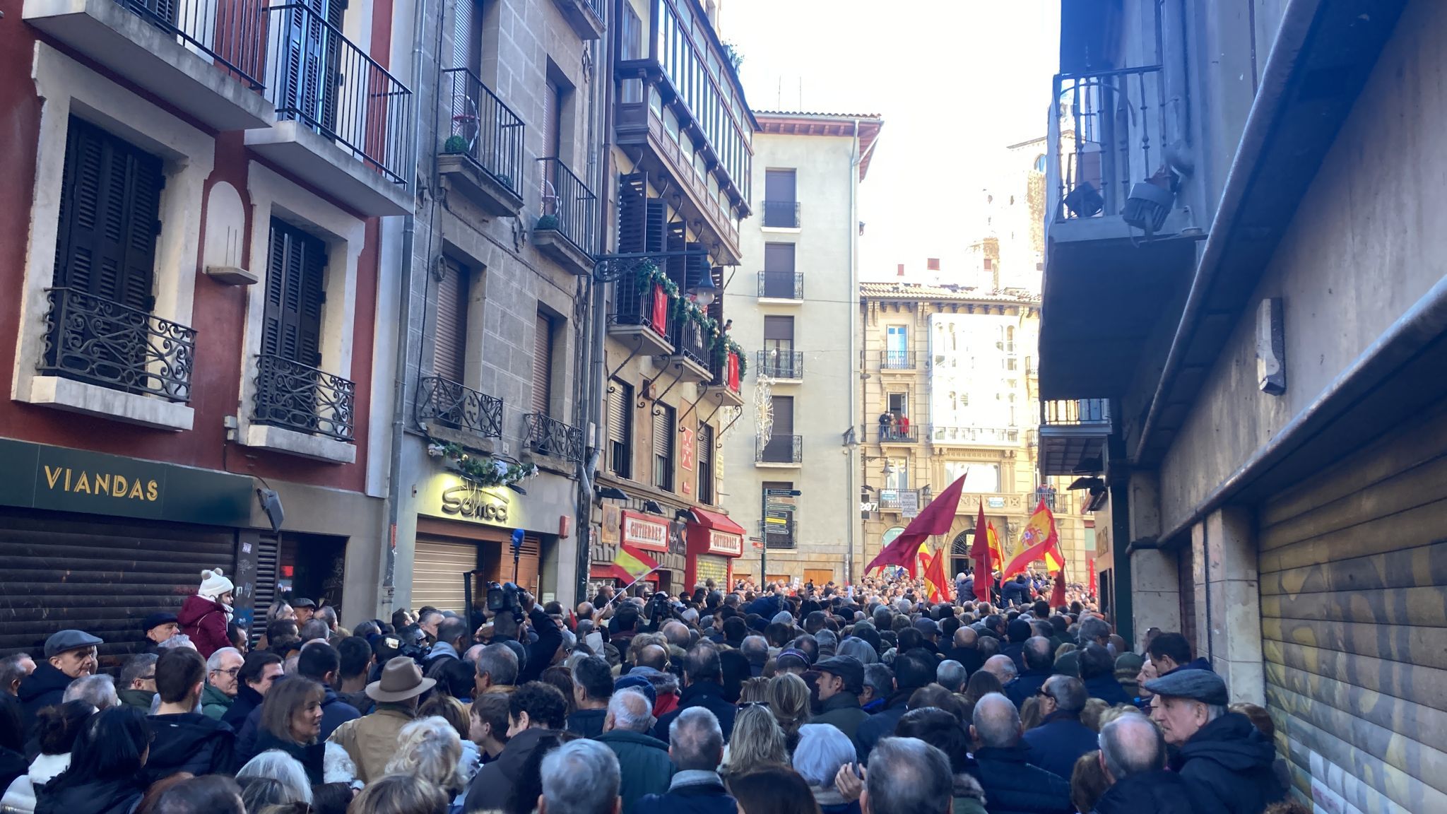 Binlerce kişi UPN, PP ve Vox ile birlikte sosyalistlerle Bildu arasındaki anlaşmaya karşı gösteri yapıyor: “Pamplona satılık değil”