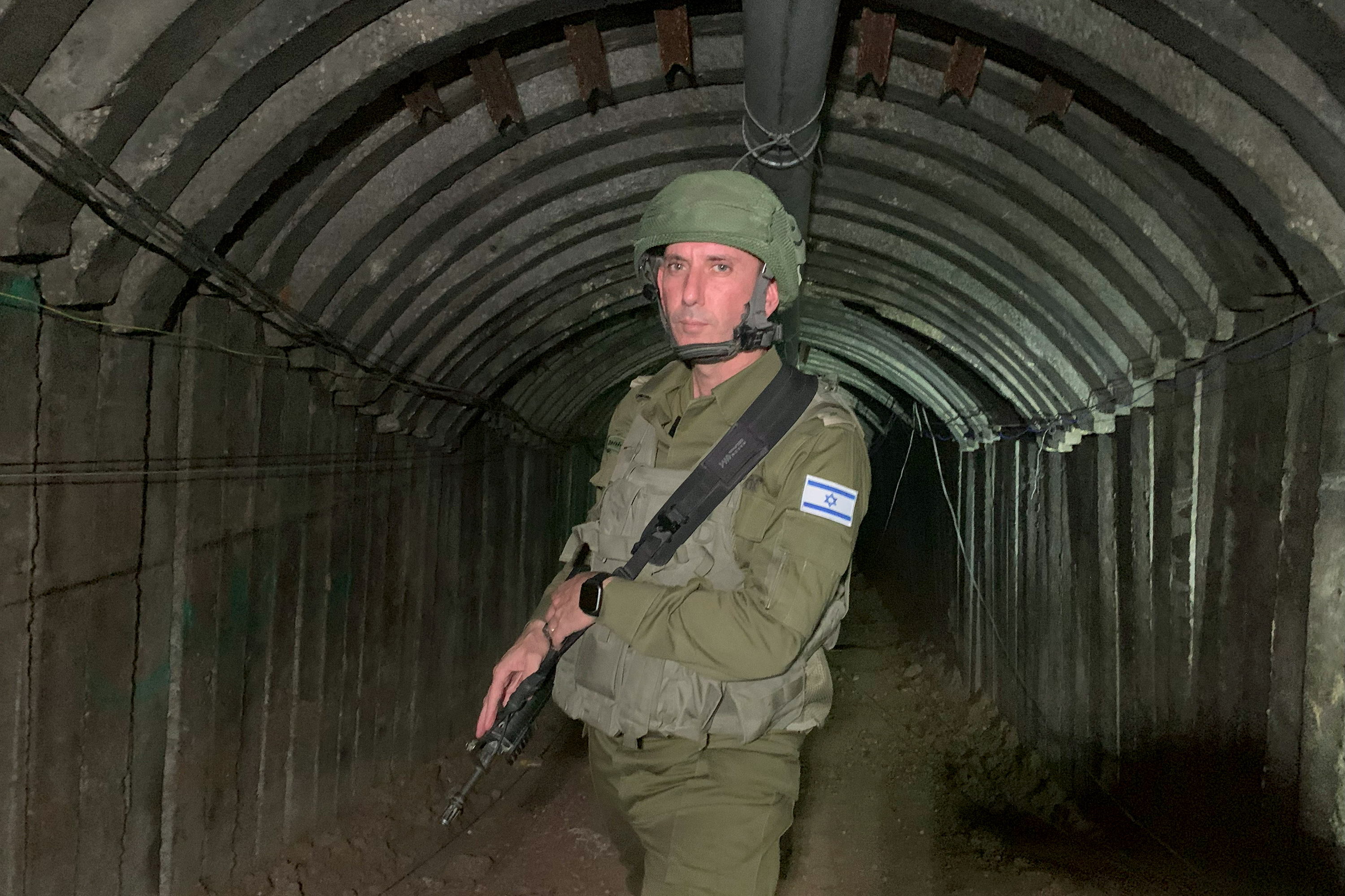 El contralmirante israel Daniel Hagari muestra el tnel de  Hamas.