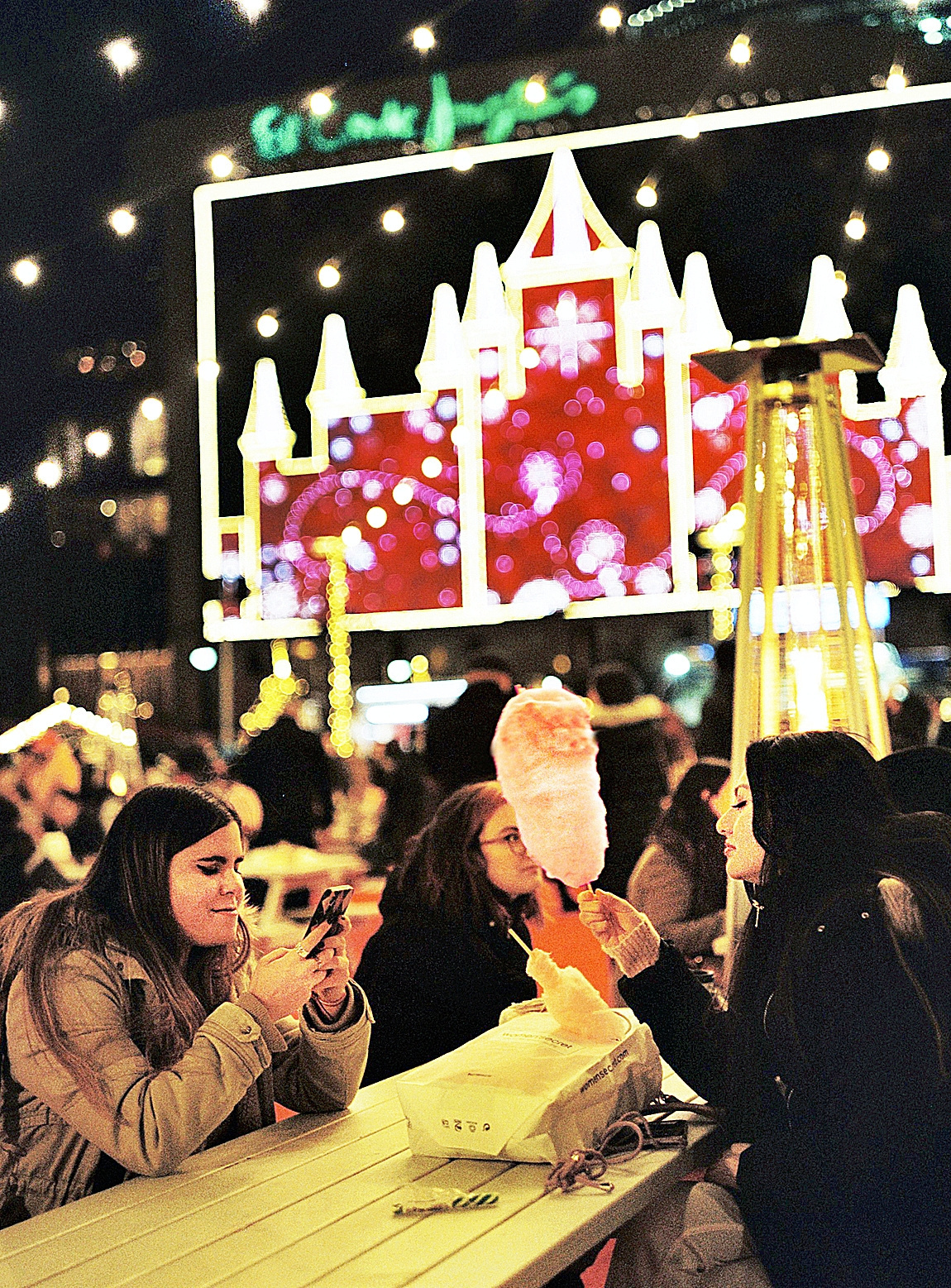 Luces navideas en un mercado al aire libre en Madrid en la Navidad de 2021.