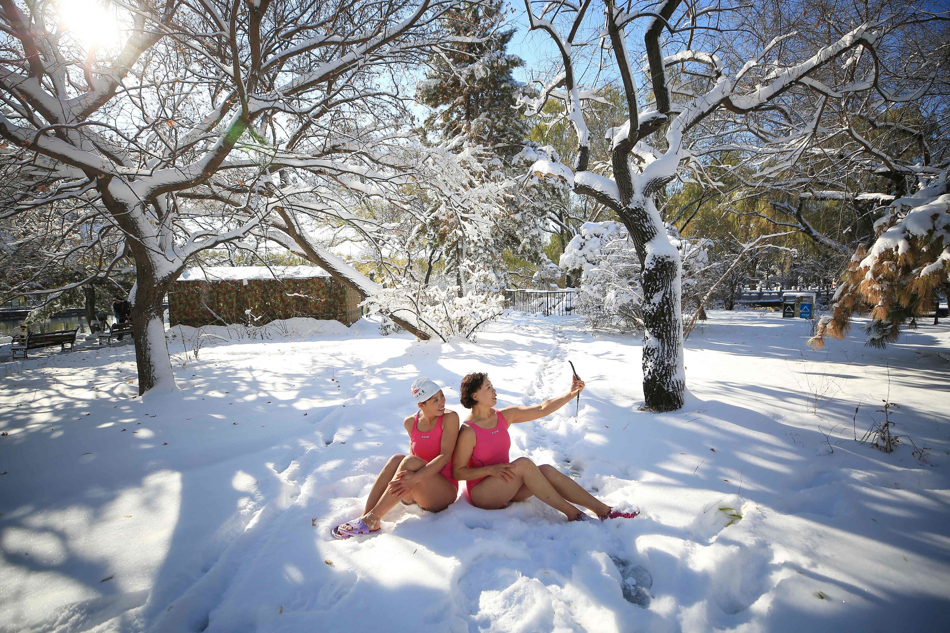 Dos mujeres se hacen un selfie en la nieve