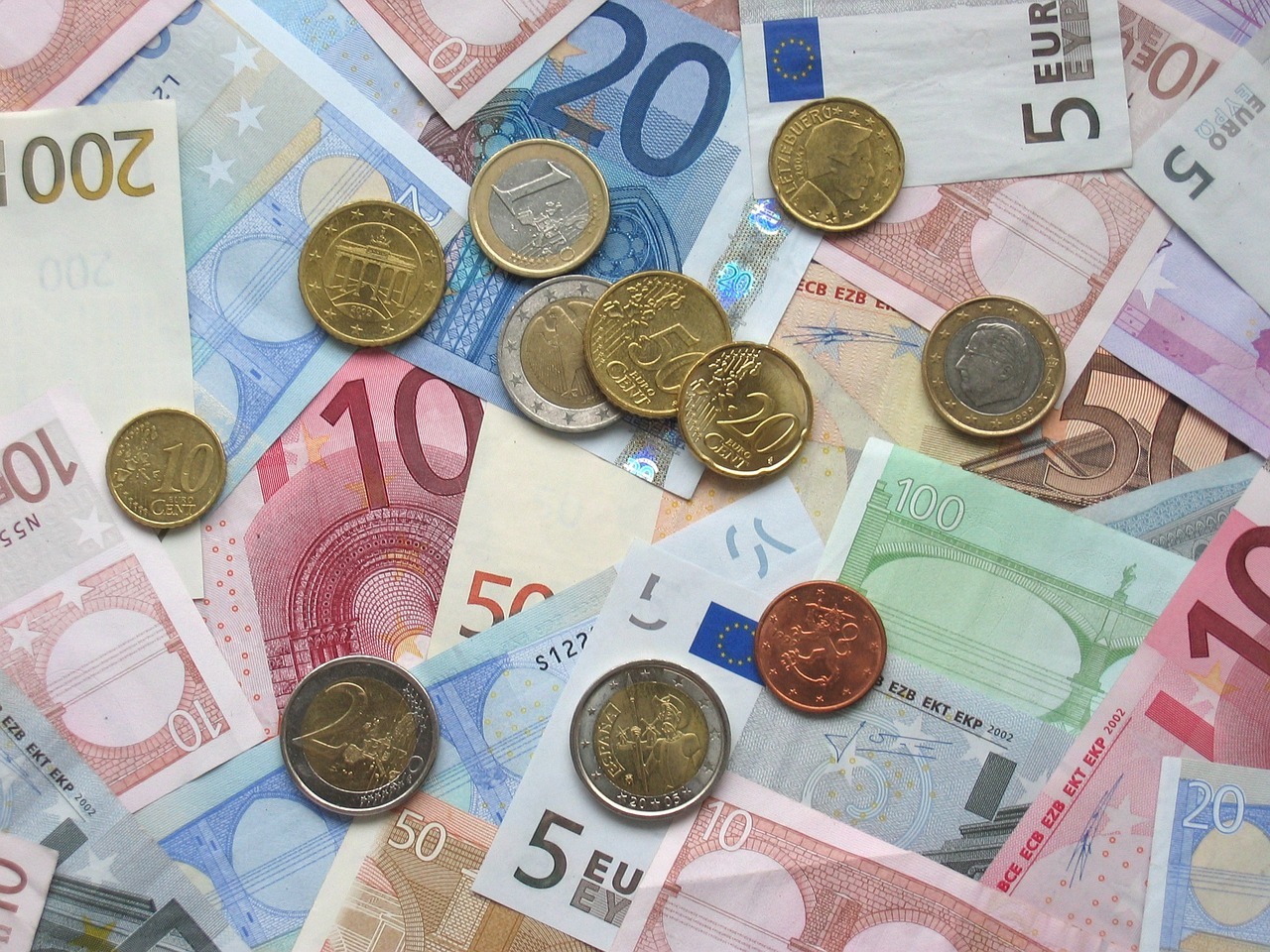 Billetes y monedas de euro, ilustrando la paga extra de Navidad.