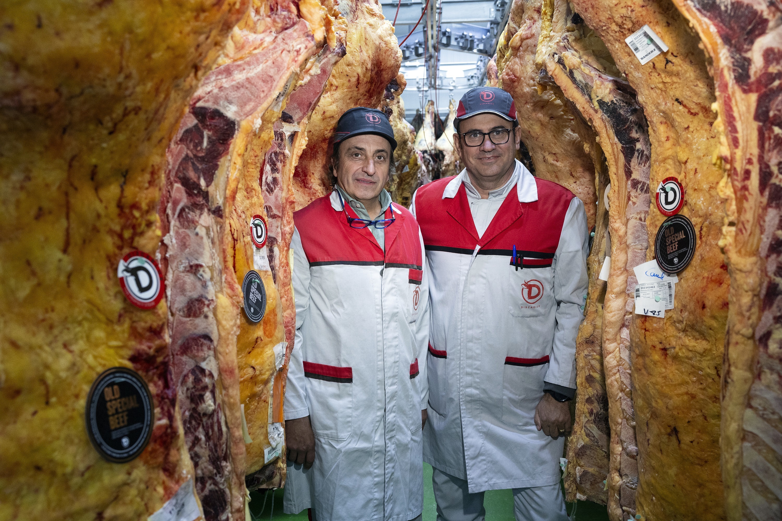 Xose Portas y Carlos Ronda entre piezas de carne procedente de Galicia y norte de Portugal de la nave de la compañía en Vallecas.