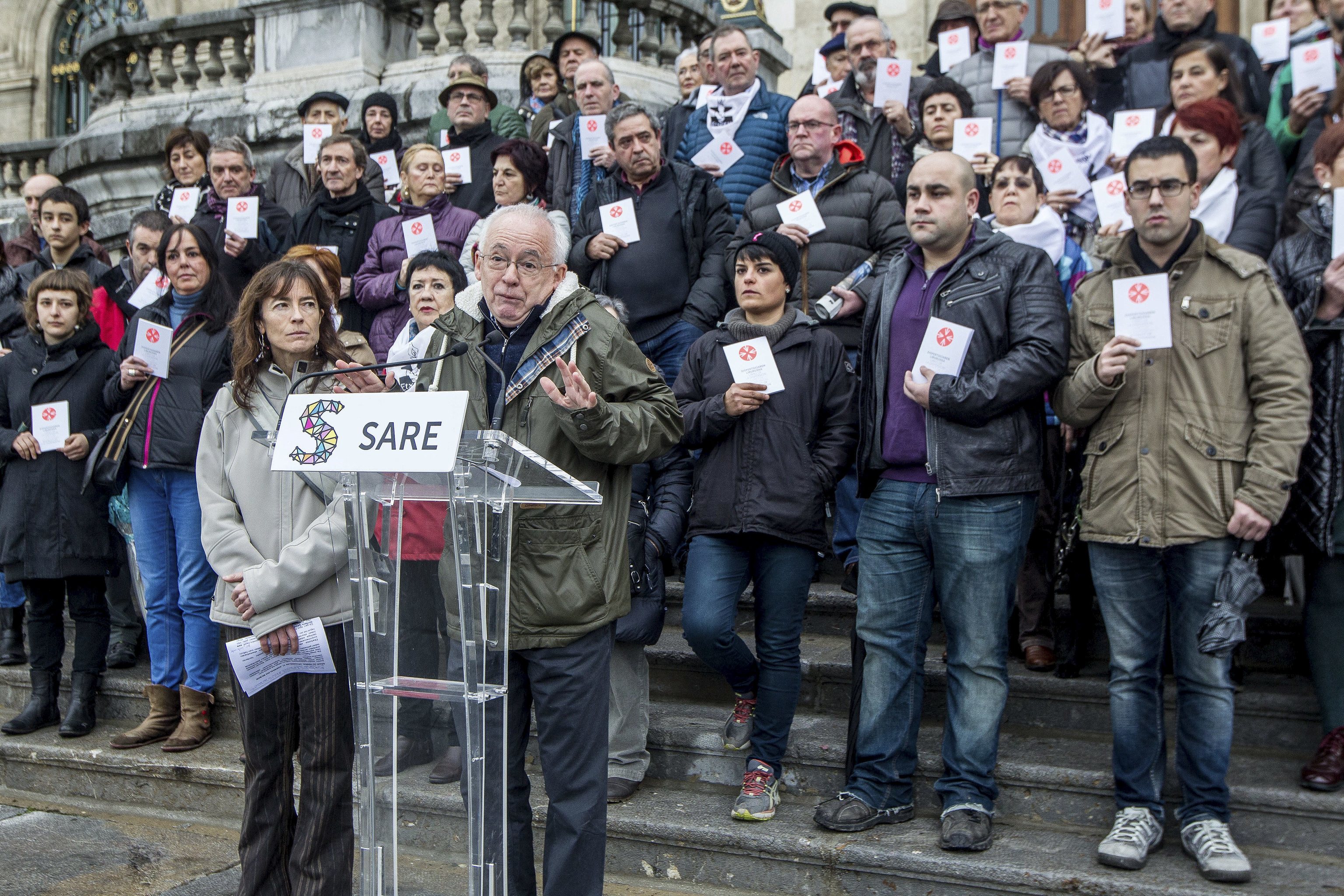 El ex consejero de Justicia Joseba Azkarraga durante un acto de reivindicacin de los presos etarras en las escalinatas del Ayuntamiento de Bilbao.