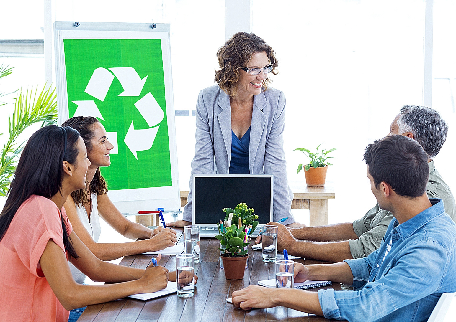 Un equipo celebra una reunin  laboral sobre reciclaje.
