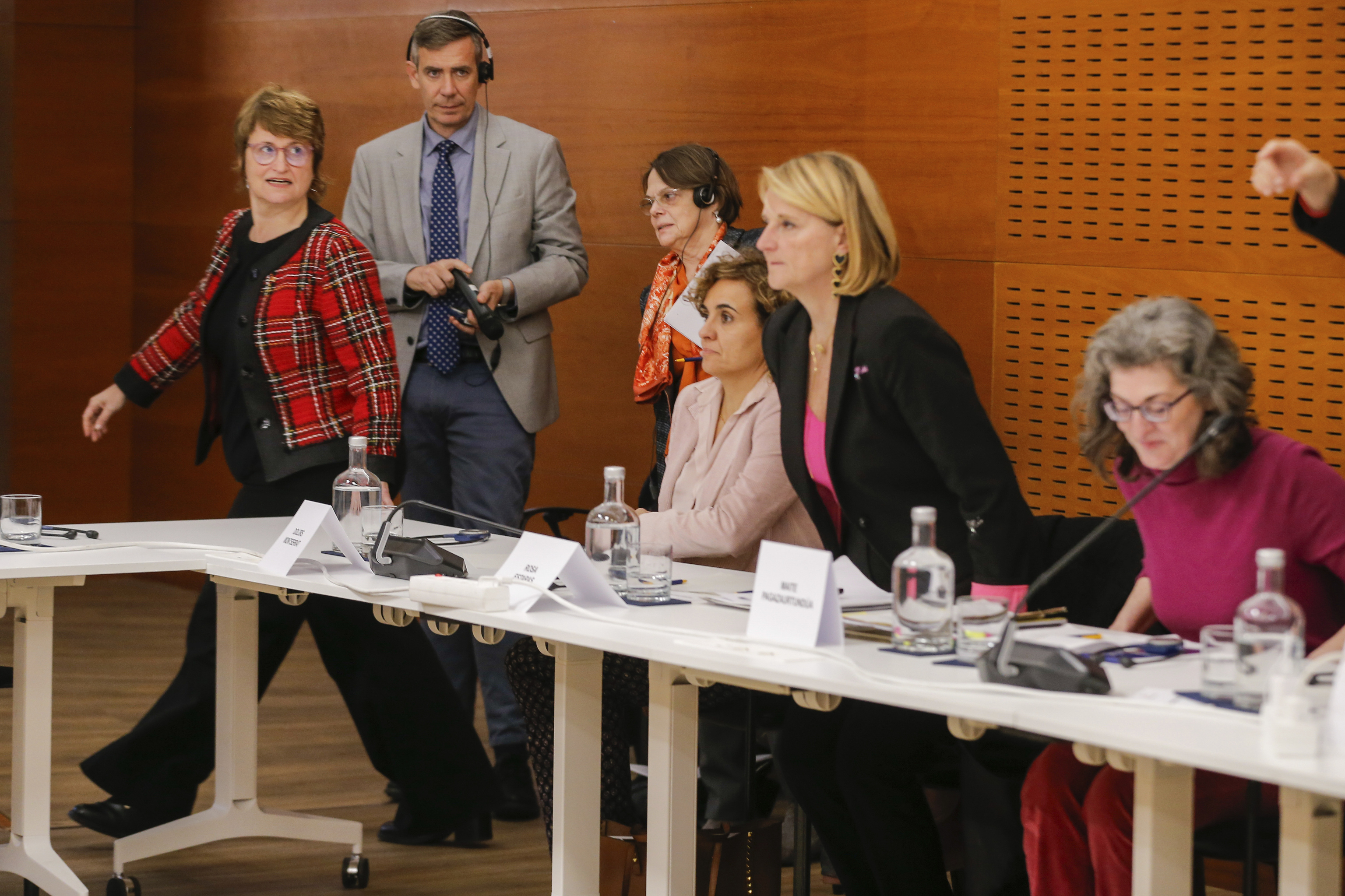 Los eurodiputados reunidos con la consejera de Educacin.