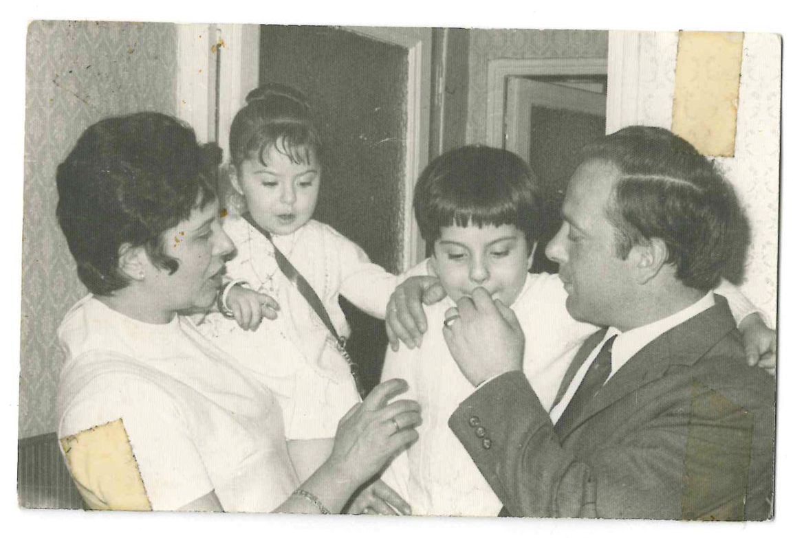 Jos Luis Prez, en brazos de su padre junto a su hermana Conchi y su madre, Mara, durante su infancia.