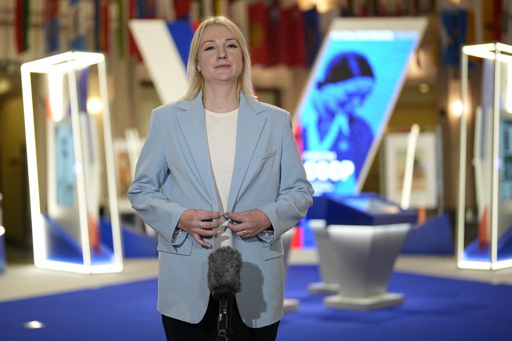 Una periodista crítica con Putin y la guerra en Ucrania inicia el camino hacia las elecciones presidenciales en Rusia