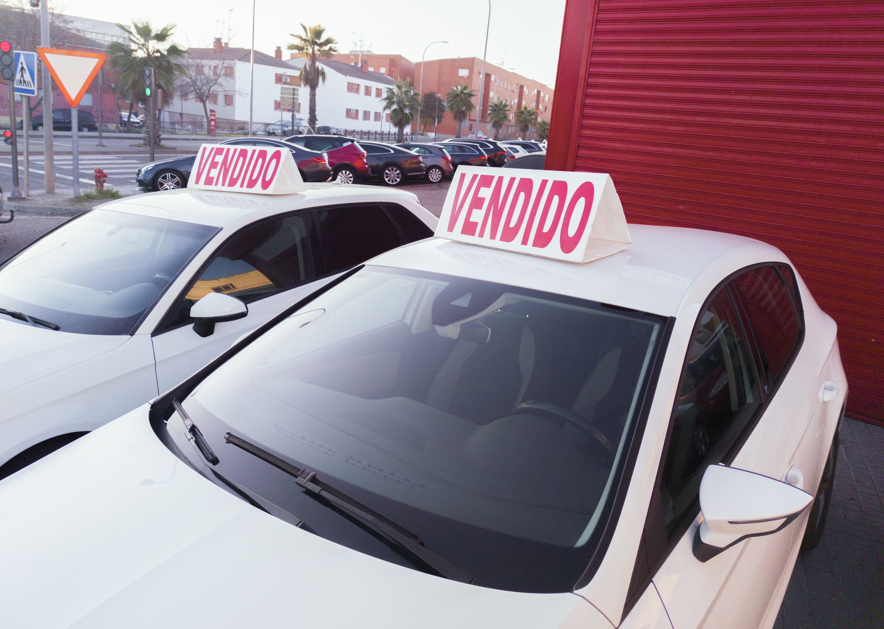 Varios vehículos con el cartel de 'Vendido'.