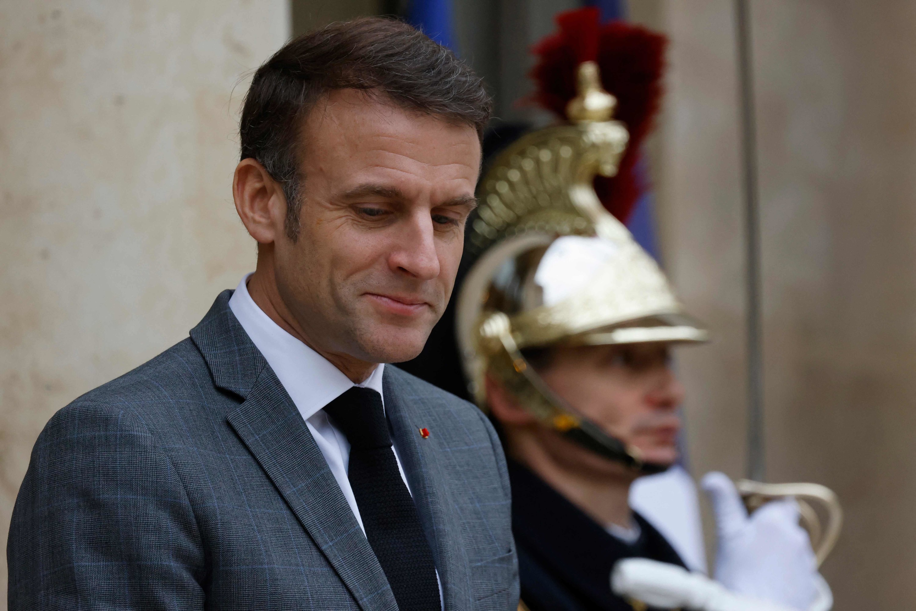 El presidente francs, Emmanuel Macron, espera la llegada del presidente checo antes de su reunin en el Palacio Presidencial del Elseo en Pars