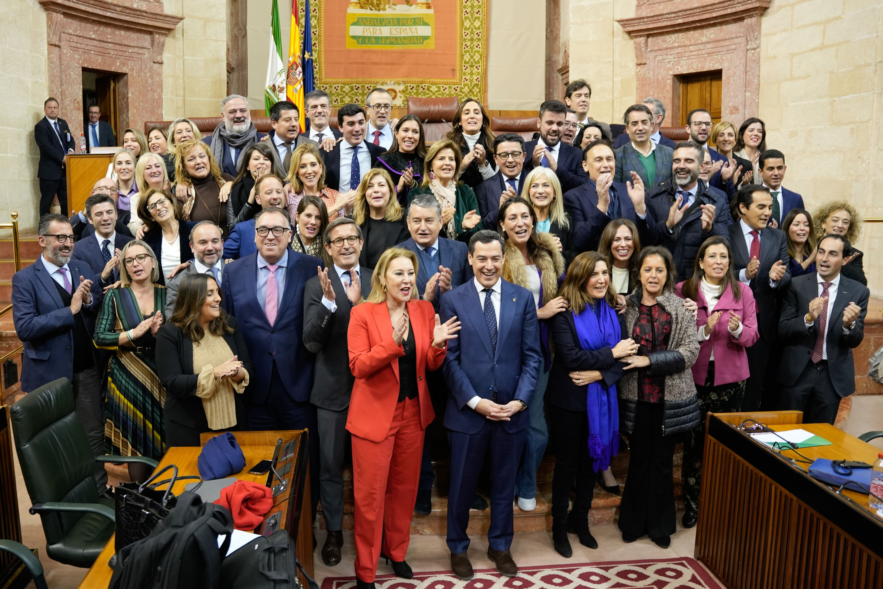 La consejera de Economa, Hacienda y Fondos Europeos, junto al presidente de la Junta y al grupo de consejeros y diputados del PP en el Parlamento andaluz.