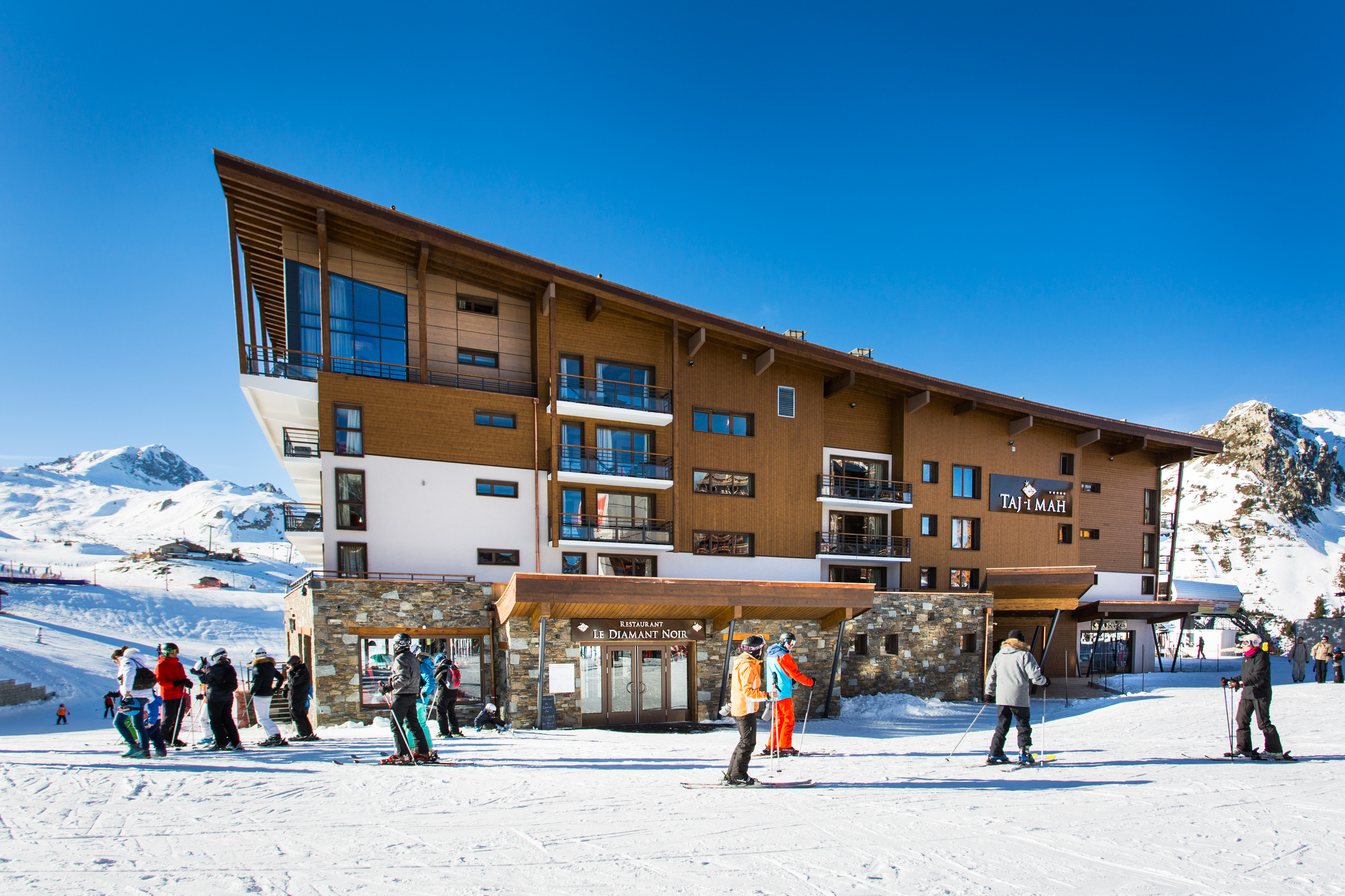 Con vistas al Mont Blanc, el hotel Taj-I Mah está ubicado en la estación de esquí francesa de Les Arcs y es una de las propiedades del grupo alpino Les Etincelles.