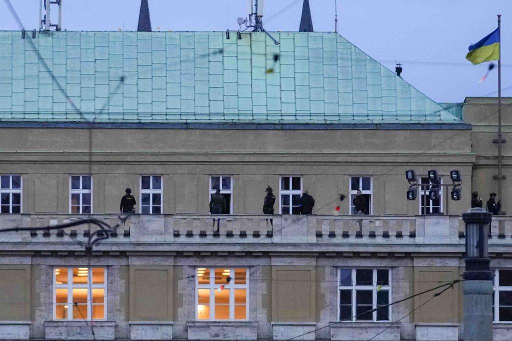 La Polica checa revisa la galera del edificio