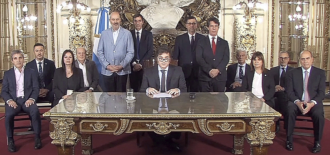 Entre el asombro y la Constitución forzada: reformar la Argentina por decreto, la audaz apuesta de Milei