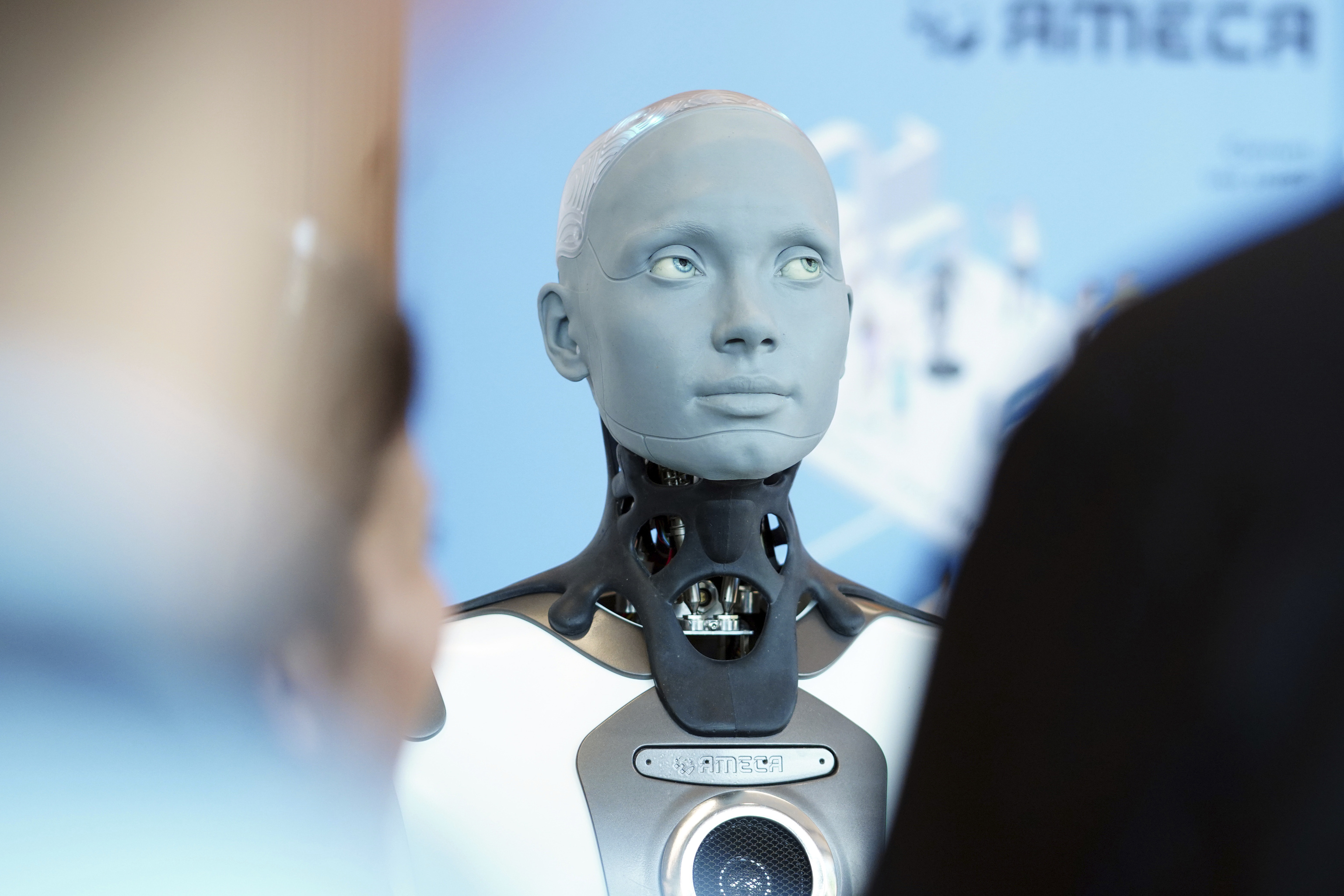 El robot con forma humana del fabricante britnico Engineered Arts, interacta con los visitantes