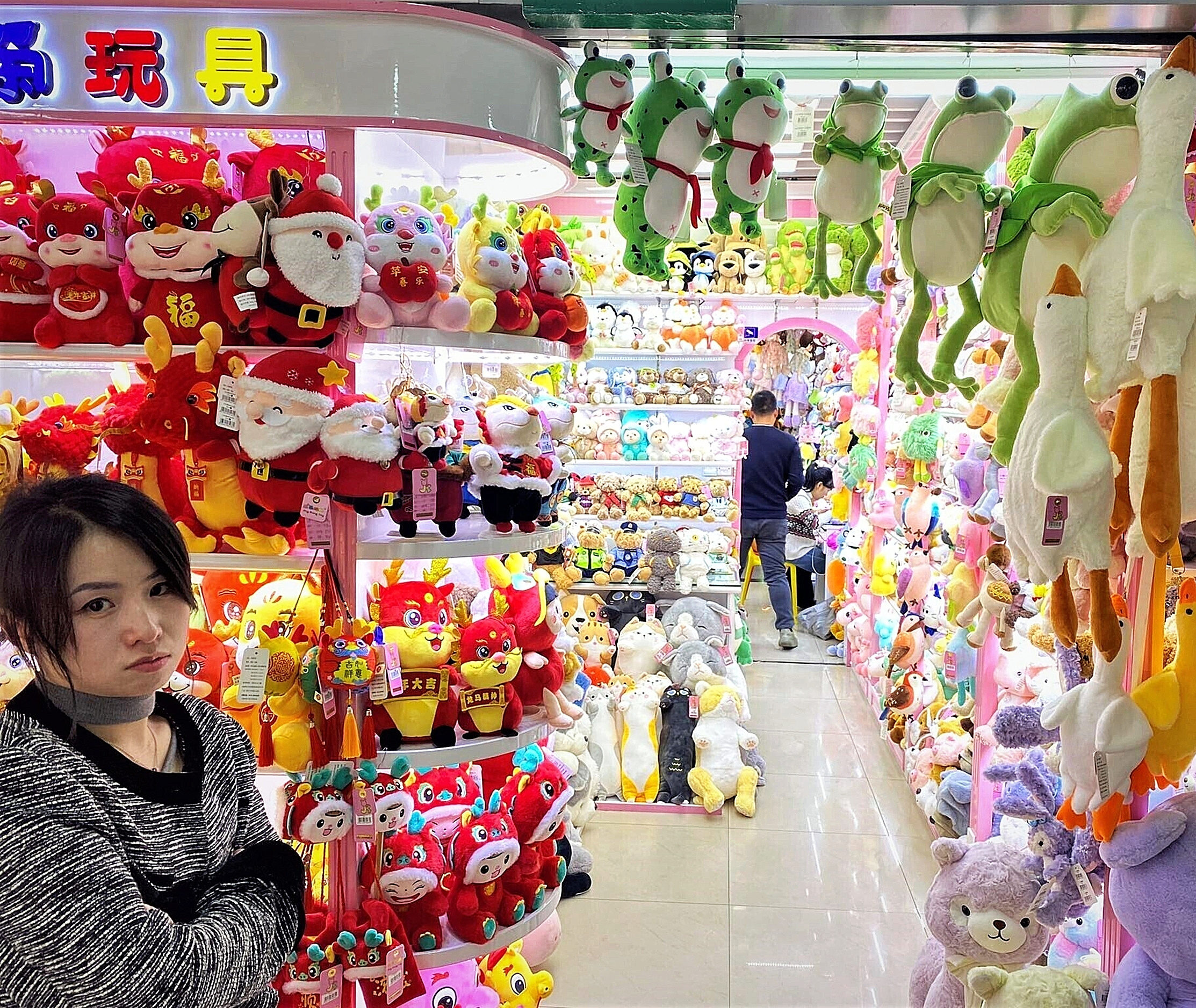 El agente de Papá Noel en China es español y contrata en el bazar