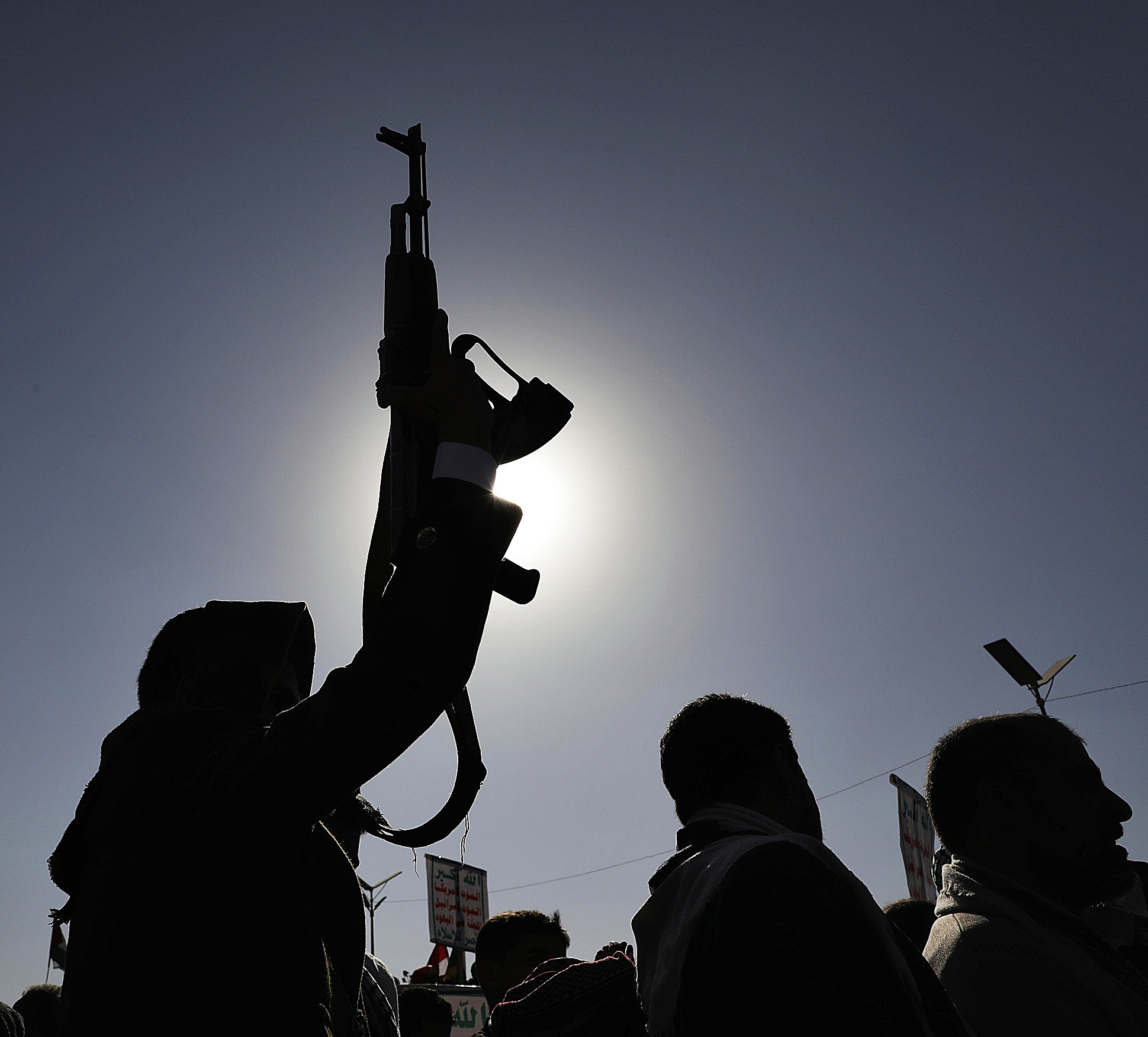 Un hombre alza un arma en la capital de Yemen durante una protesta contra la operacin anunciada por EEUU en el Mar Rojo.