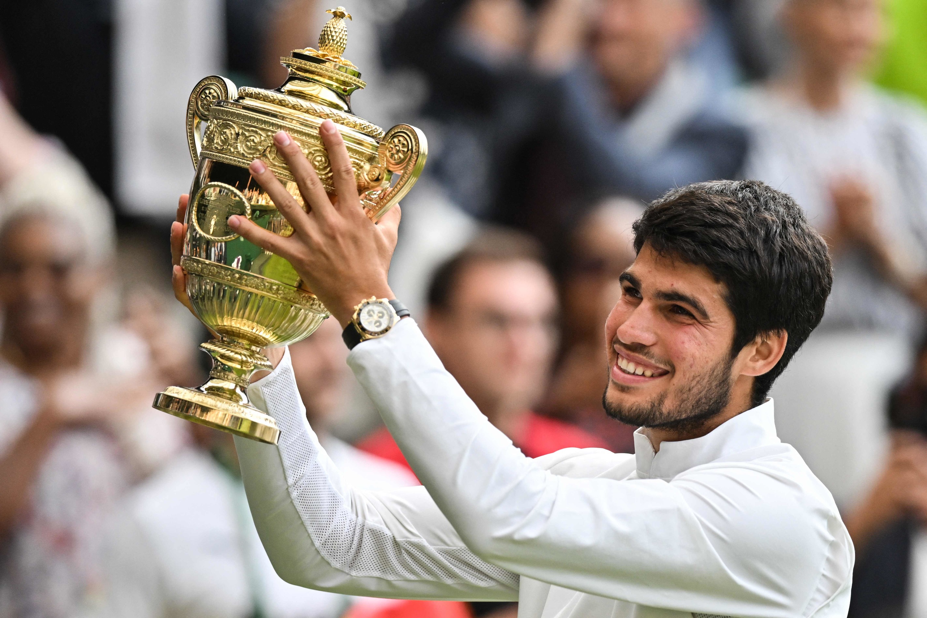 Carlos Alcaraz muestra la copa de campen de Wimbledon.