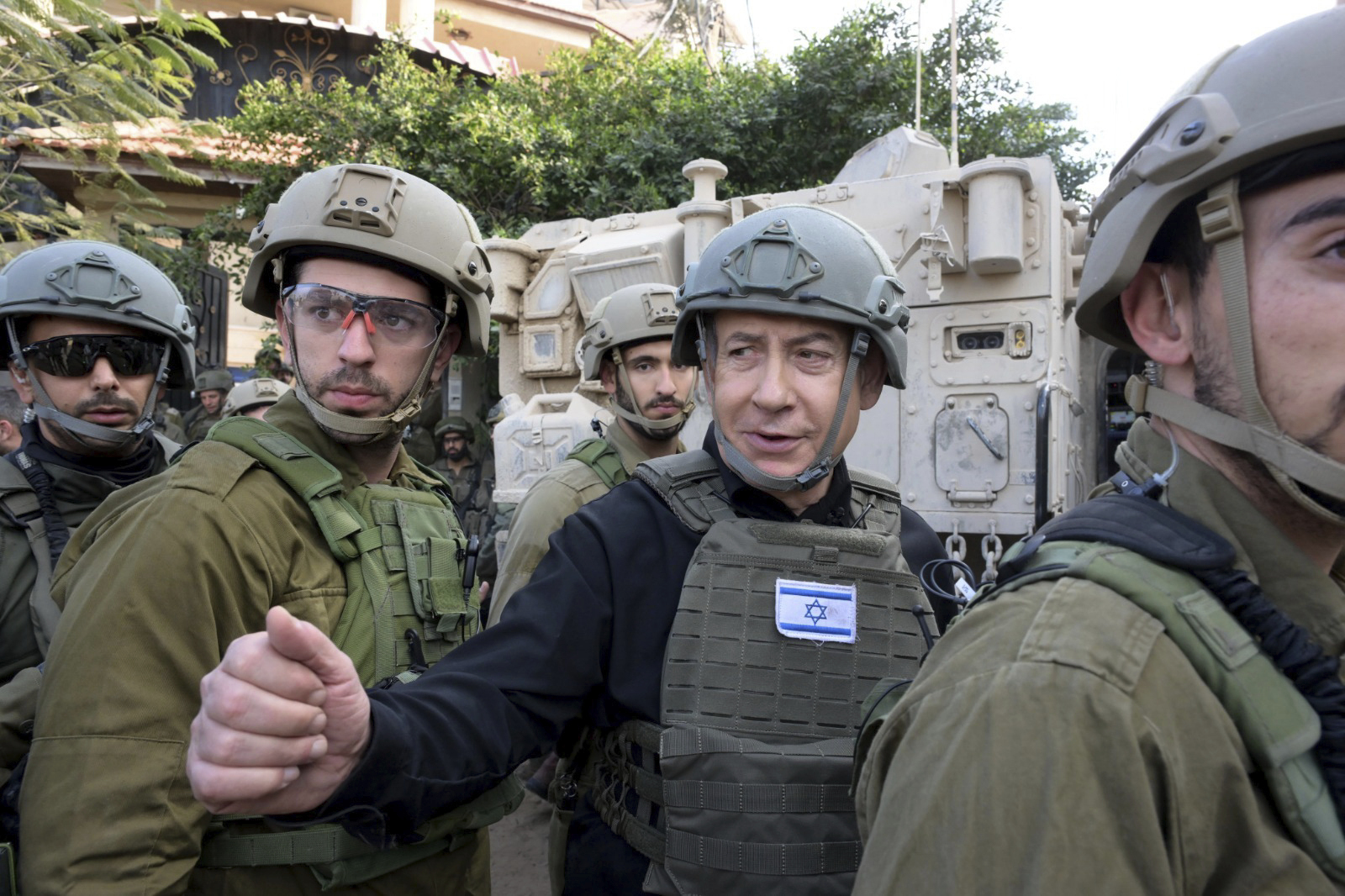 Benjamin Netanyahu, este lunes junto a sus tropas en Gaza.