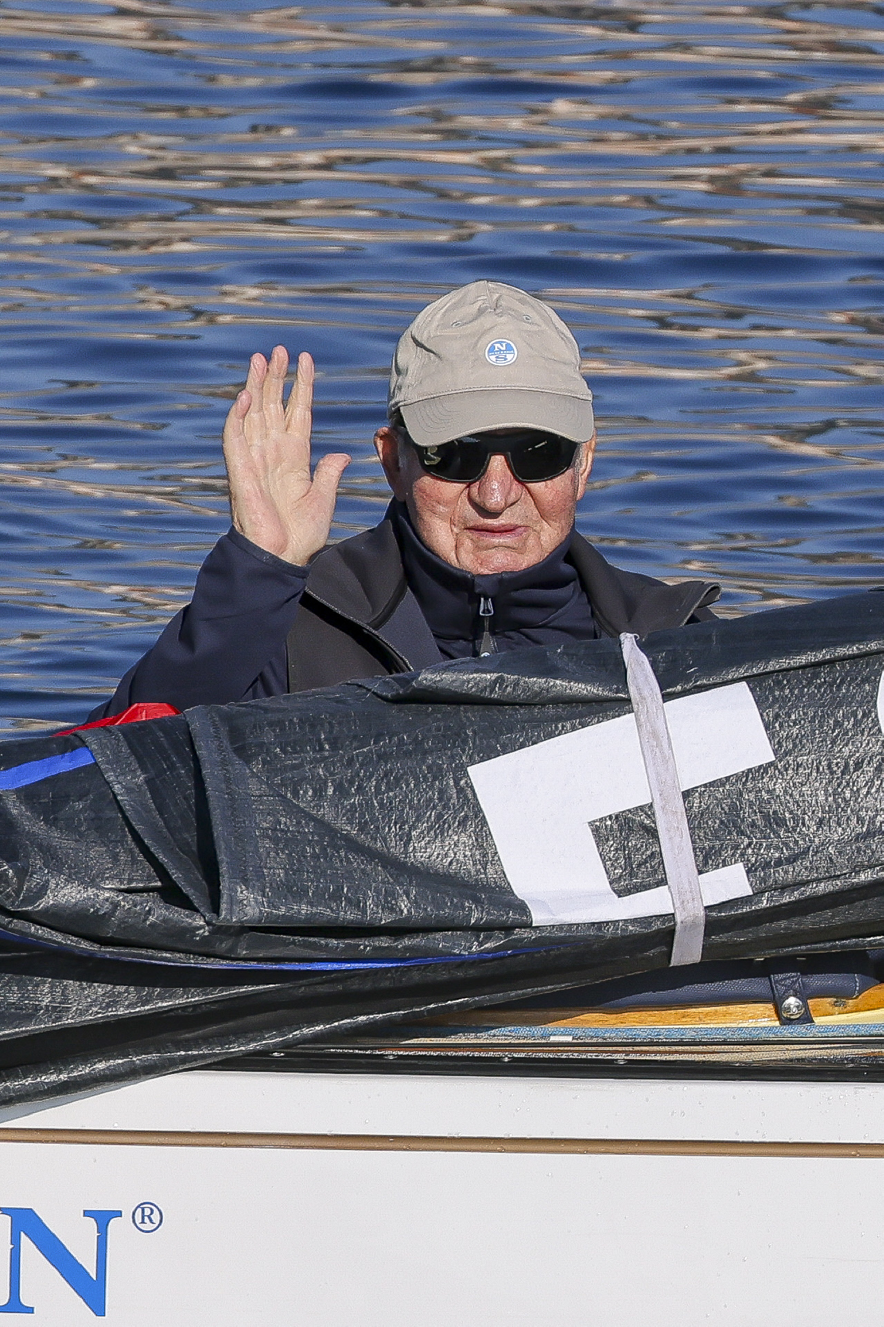 El Rey Juan Carlos, navegando en Sanxenxo.