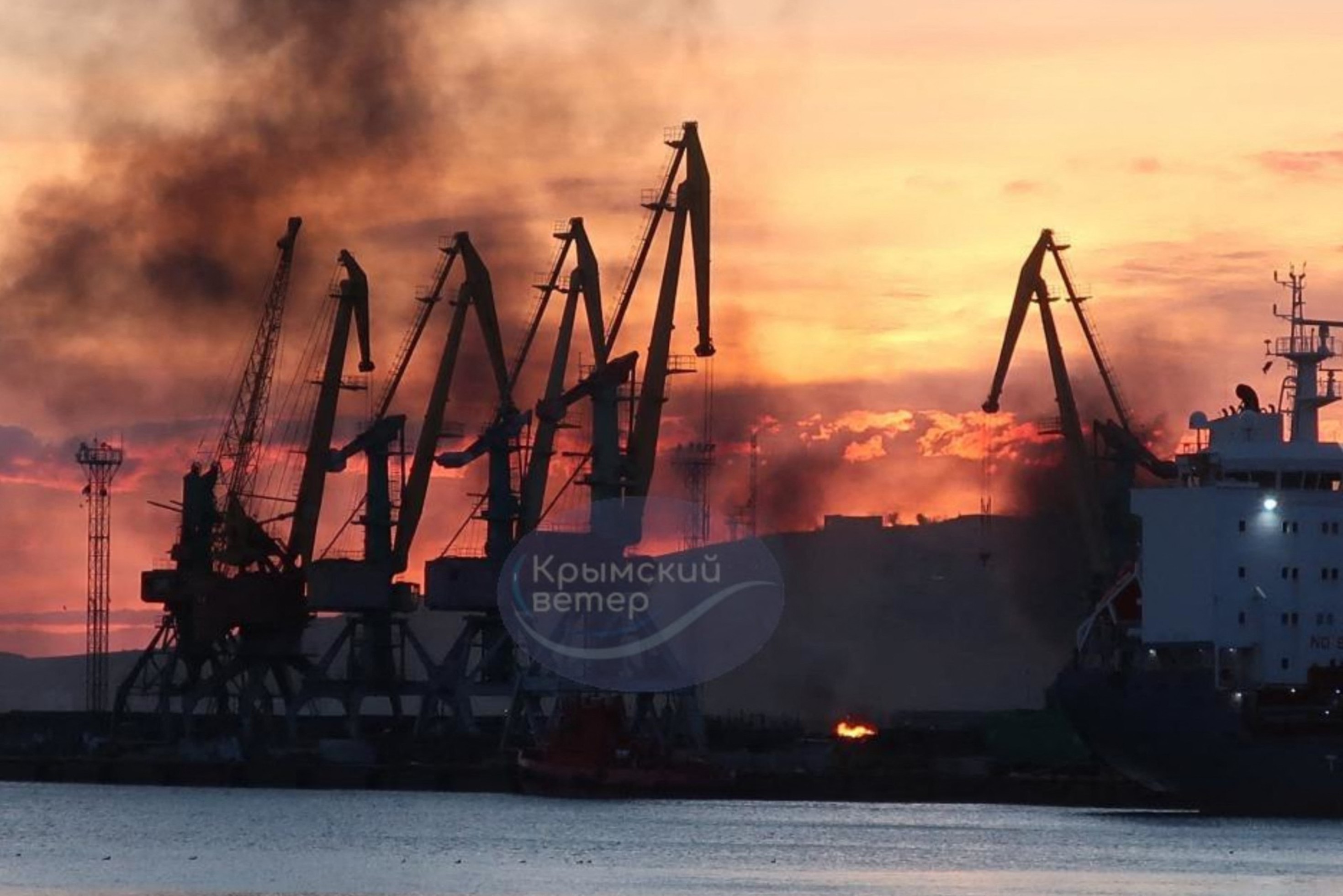 Humo que se eleva sobre un buque de guerra daado tras un ataque ucraniano en el puerto de Feodosia, Crimea controlada por Rusia.