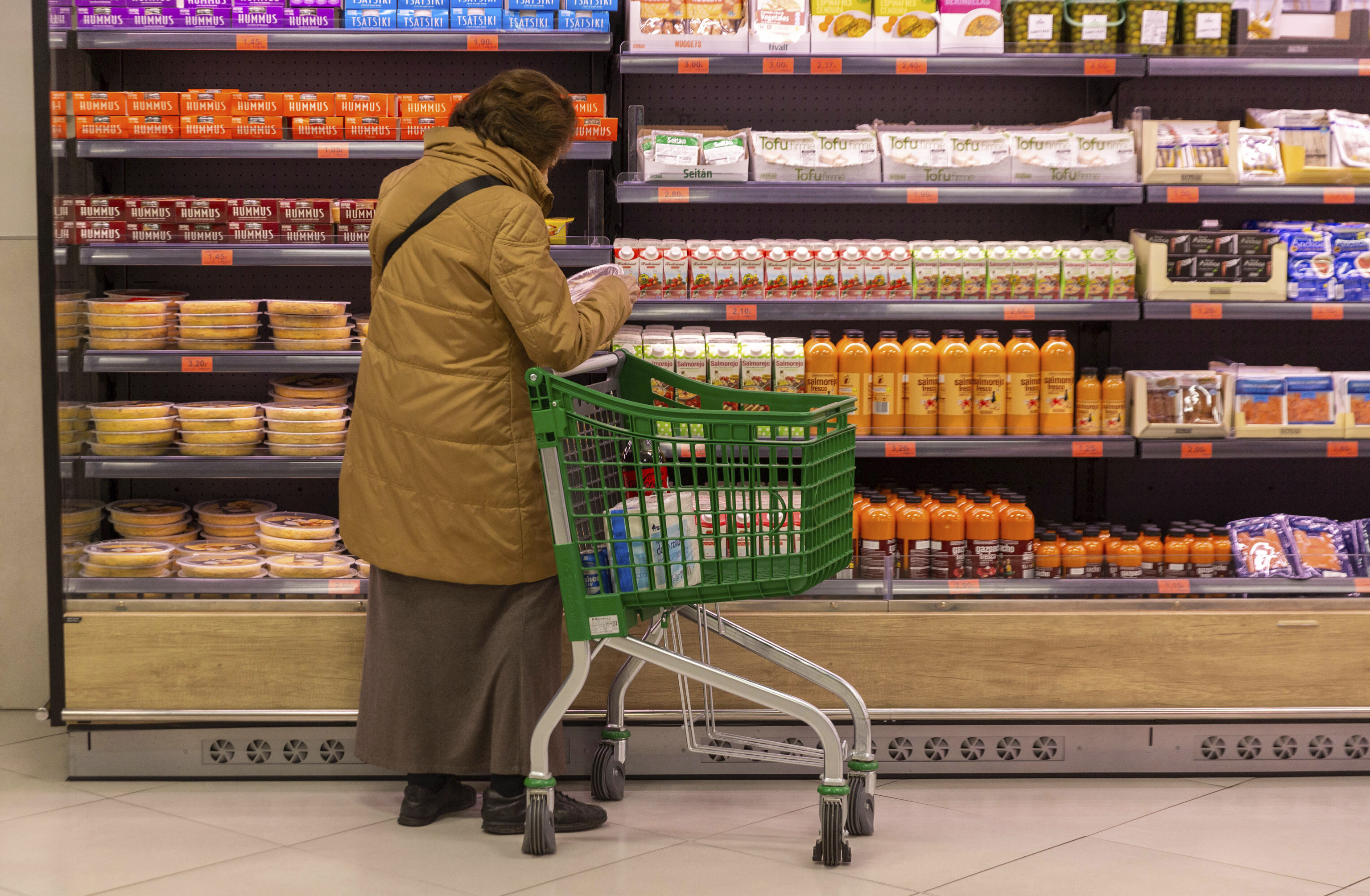Una mujer, comprando en un supermercado.
