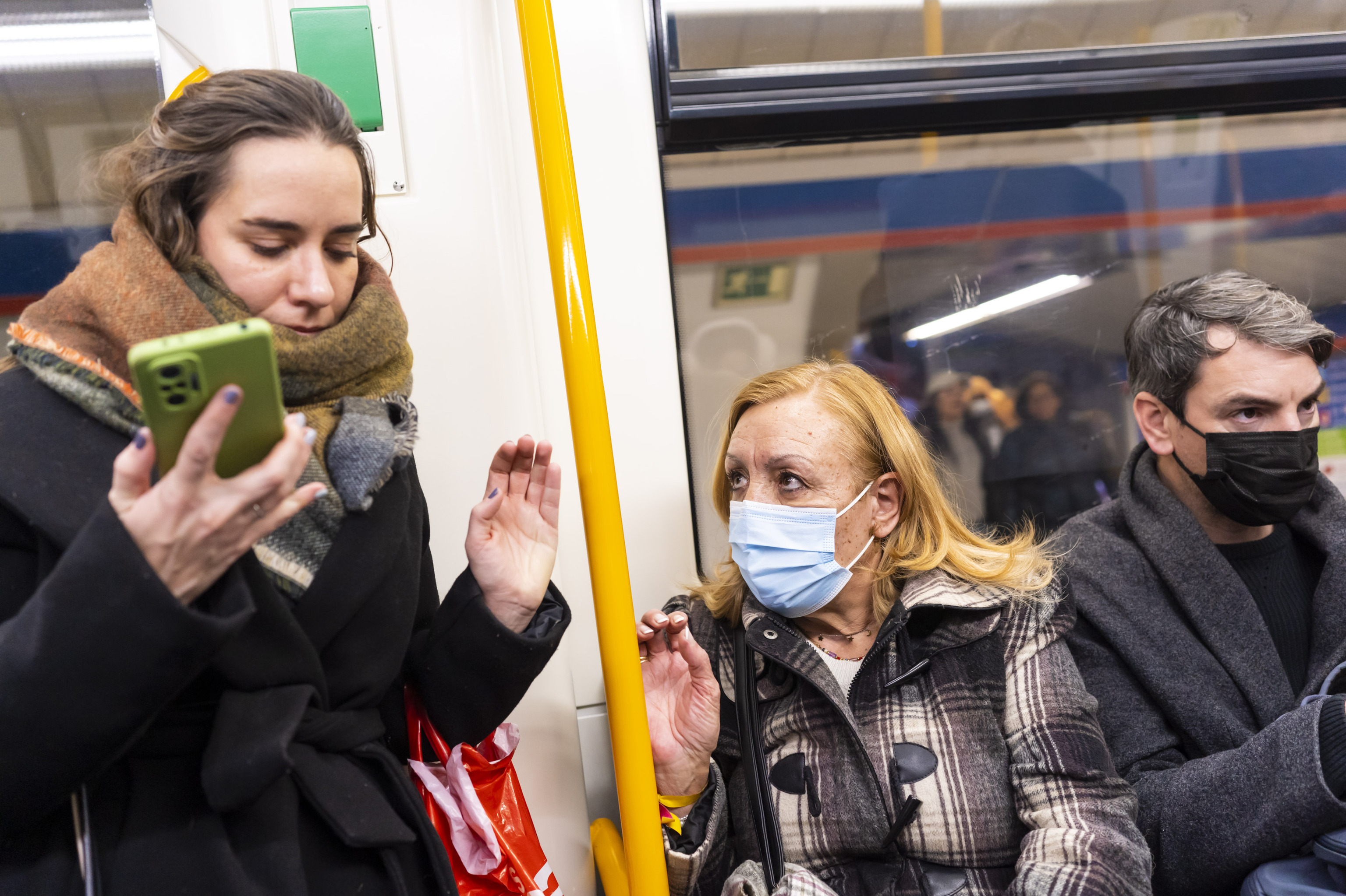 Persona con mascarilla en el Metro