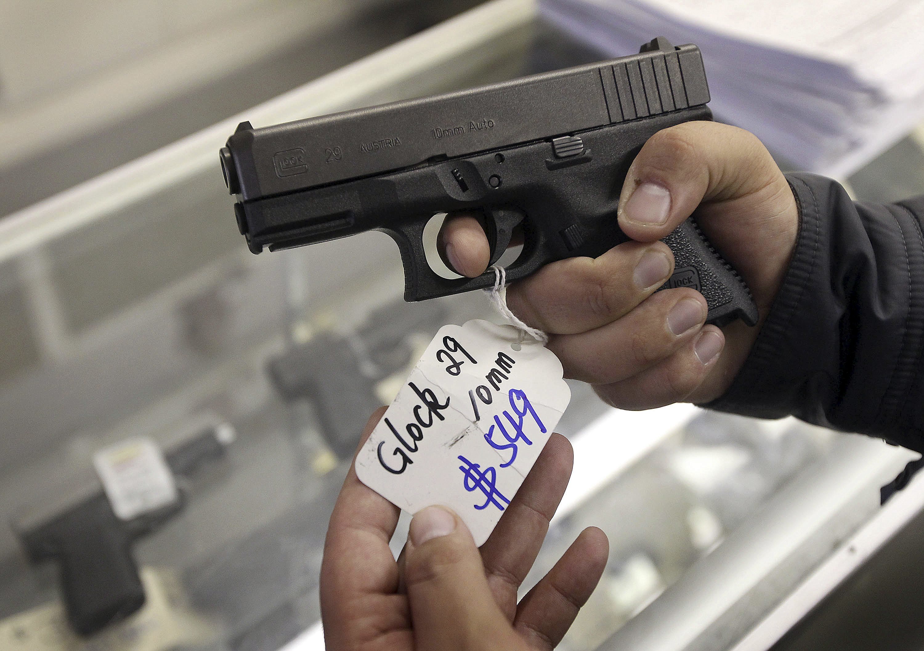 Una pistola Glock 29 calibre 10 mm en la tienda de armas Guns-R-Us en Phoenix, Arizona.