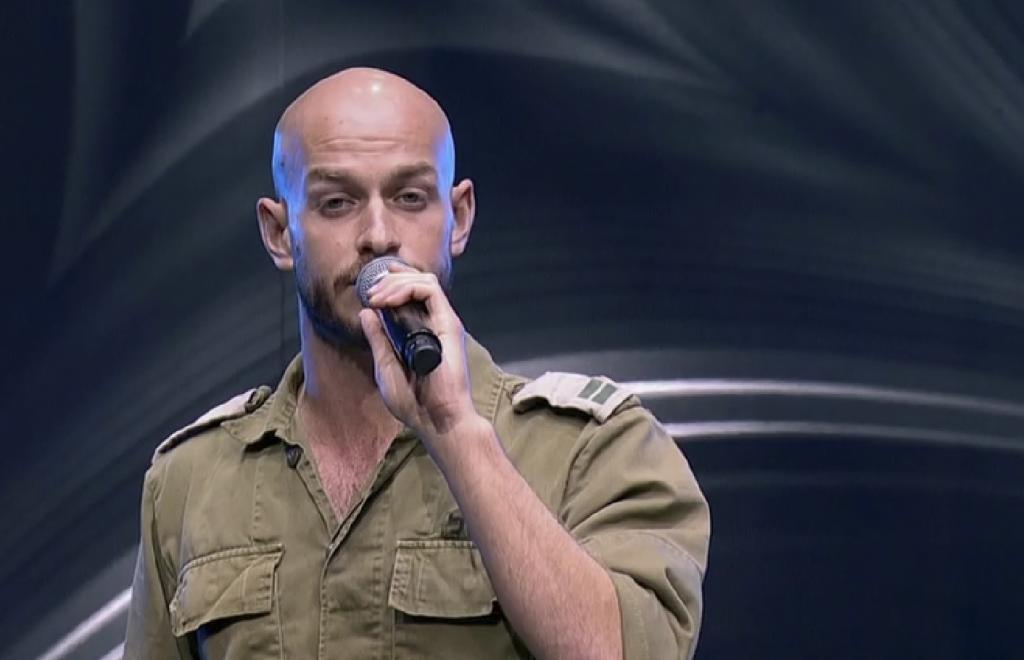El capitn de reserva israel, Shaul Greenglic, durante su actuacin para representar al pas en Eurovisin.