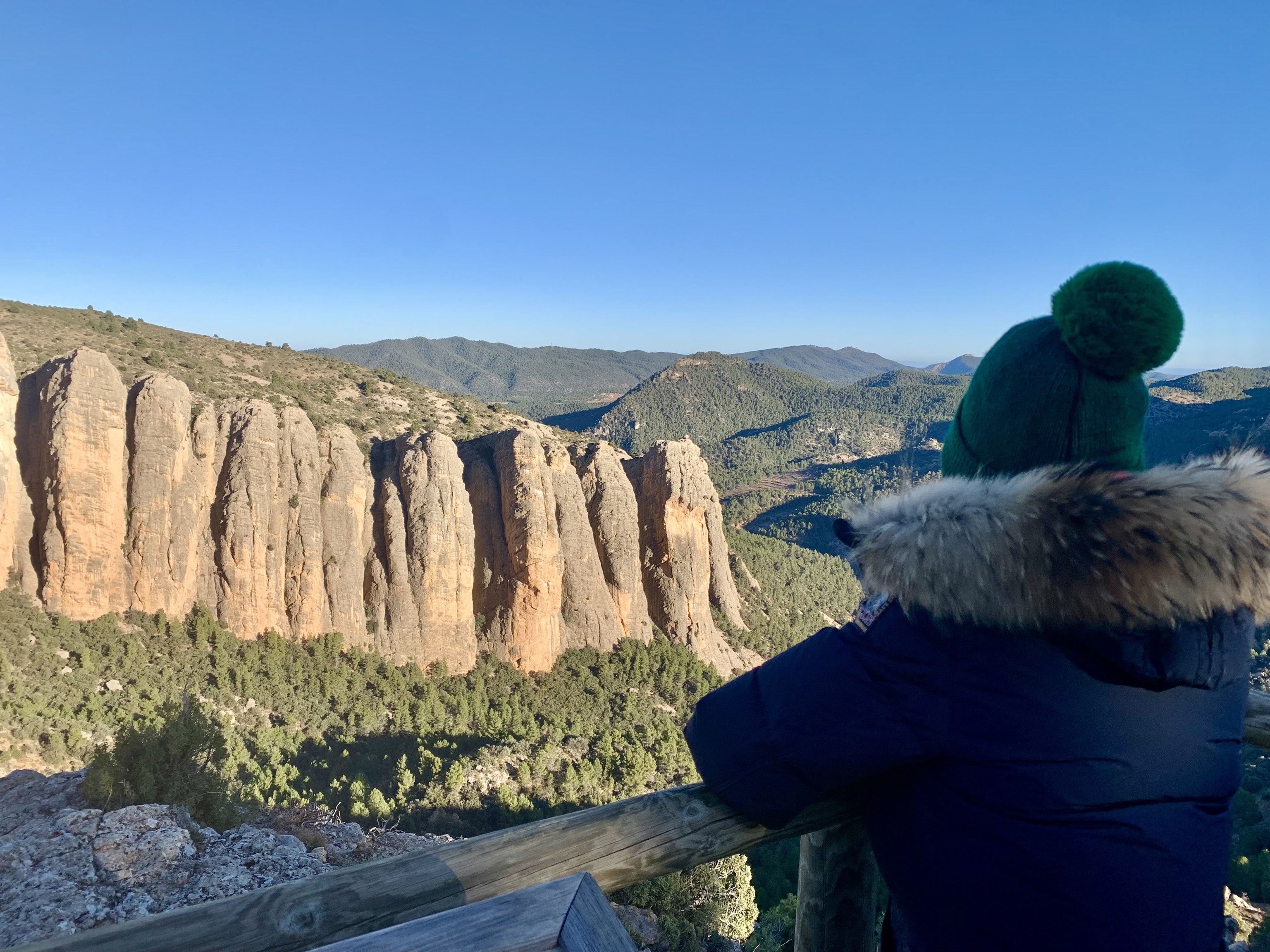 Una turista contempla las Rocas del Masmut.