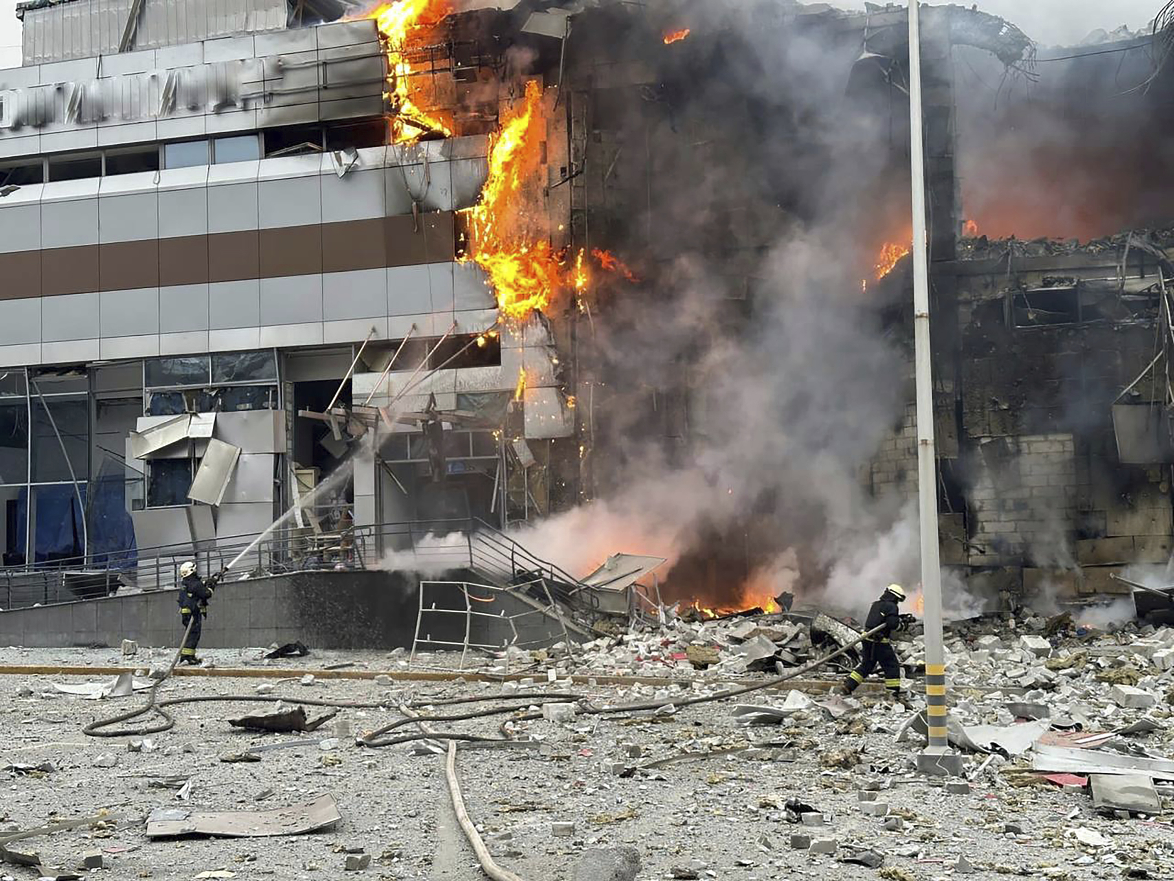 Un edificio en llamas en Kiev tras el ataque.