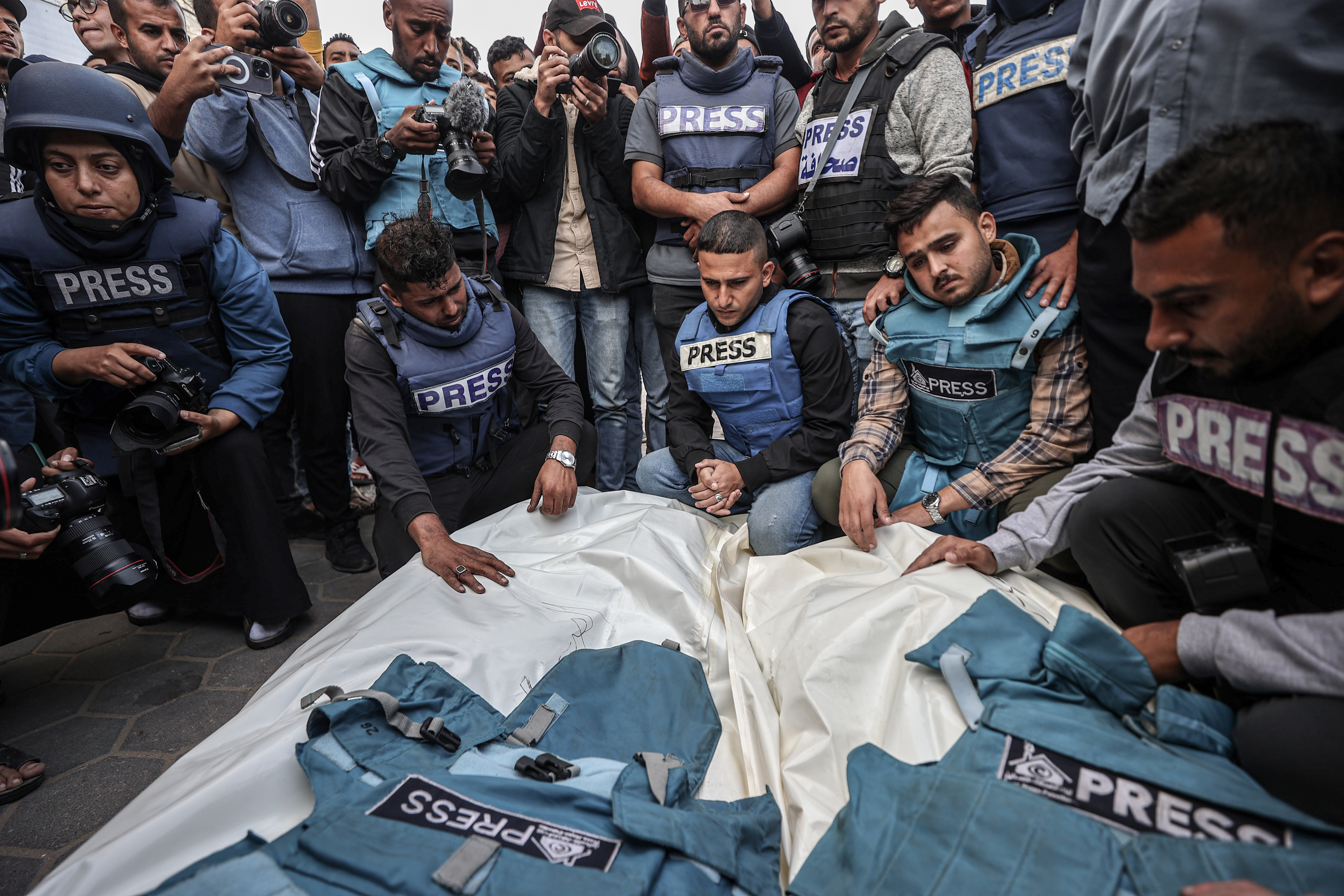 Familiares de periodistas palestinos, durante su funeral.