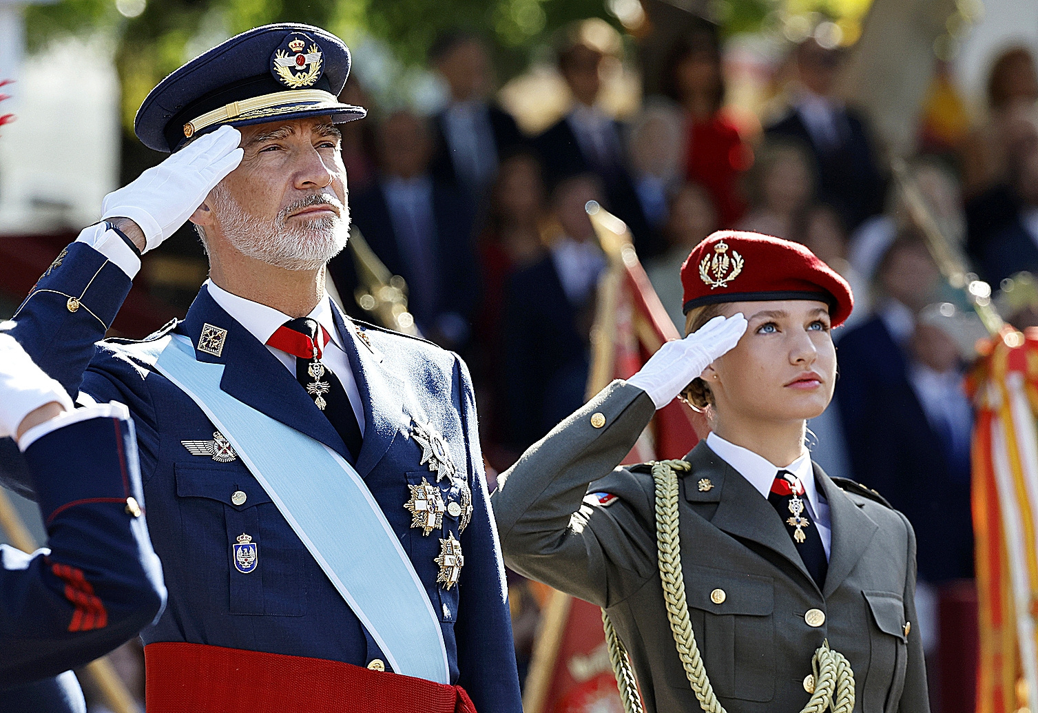 Leonor, con uniforme de cadete, junto a su padre, el Rey, en el pasado Desfile de la Fiesta Nacional, en Madrid.