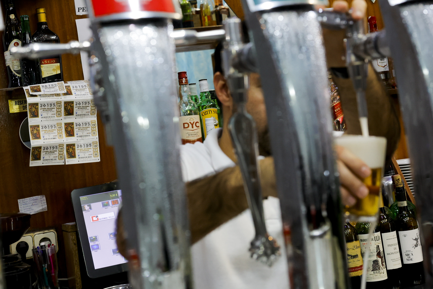 Un camarero pone una cerveza en un bar de Madrid.