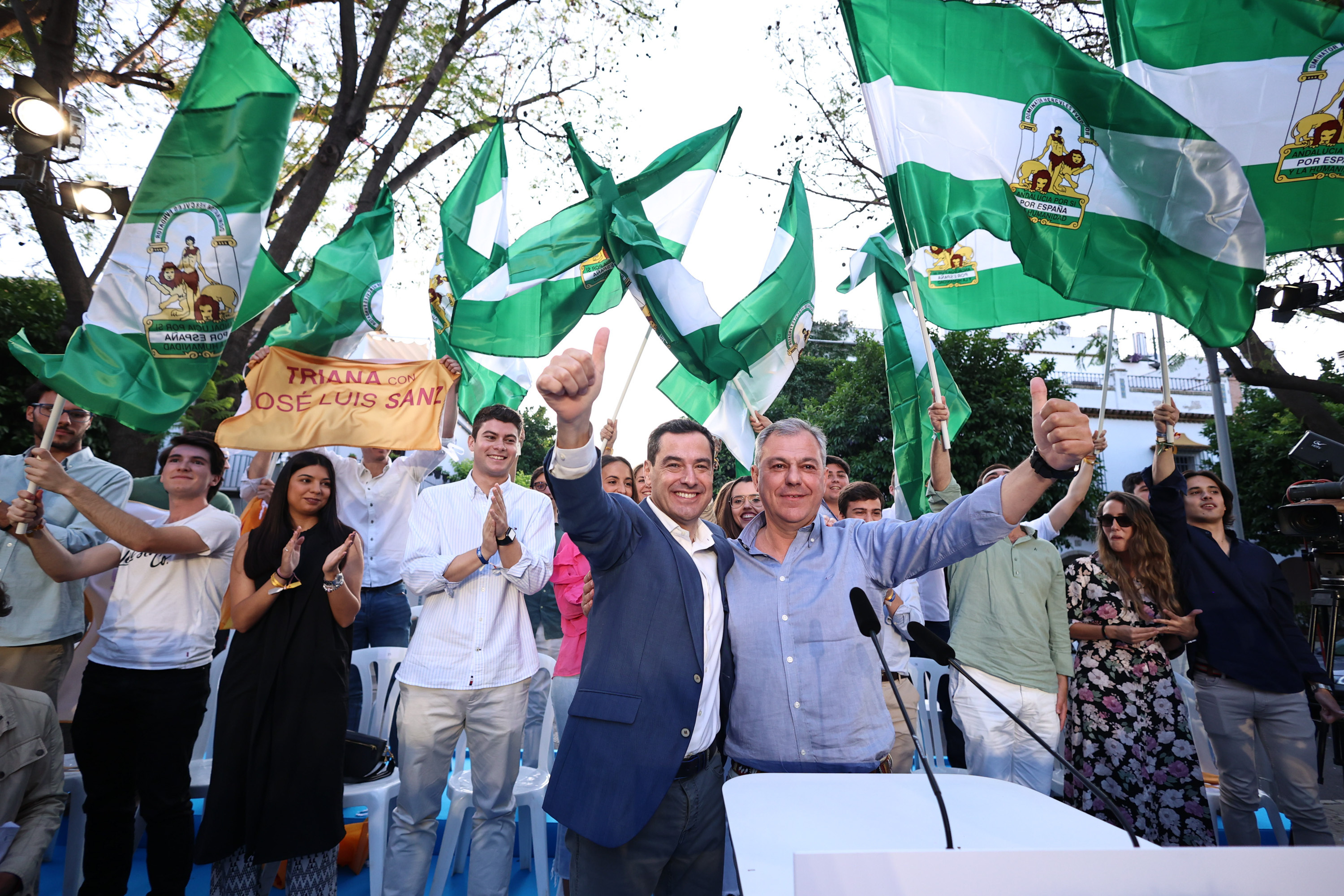Juanma Moreno, en el cierre de campaa de las municipales con el hoy alcalde de Sevilla, Jos Luis Sanz.