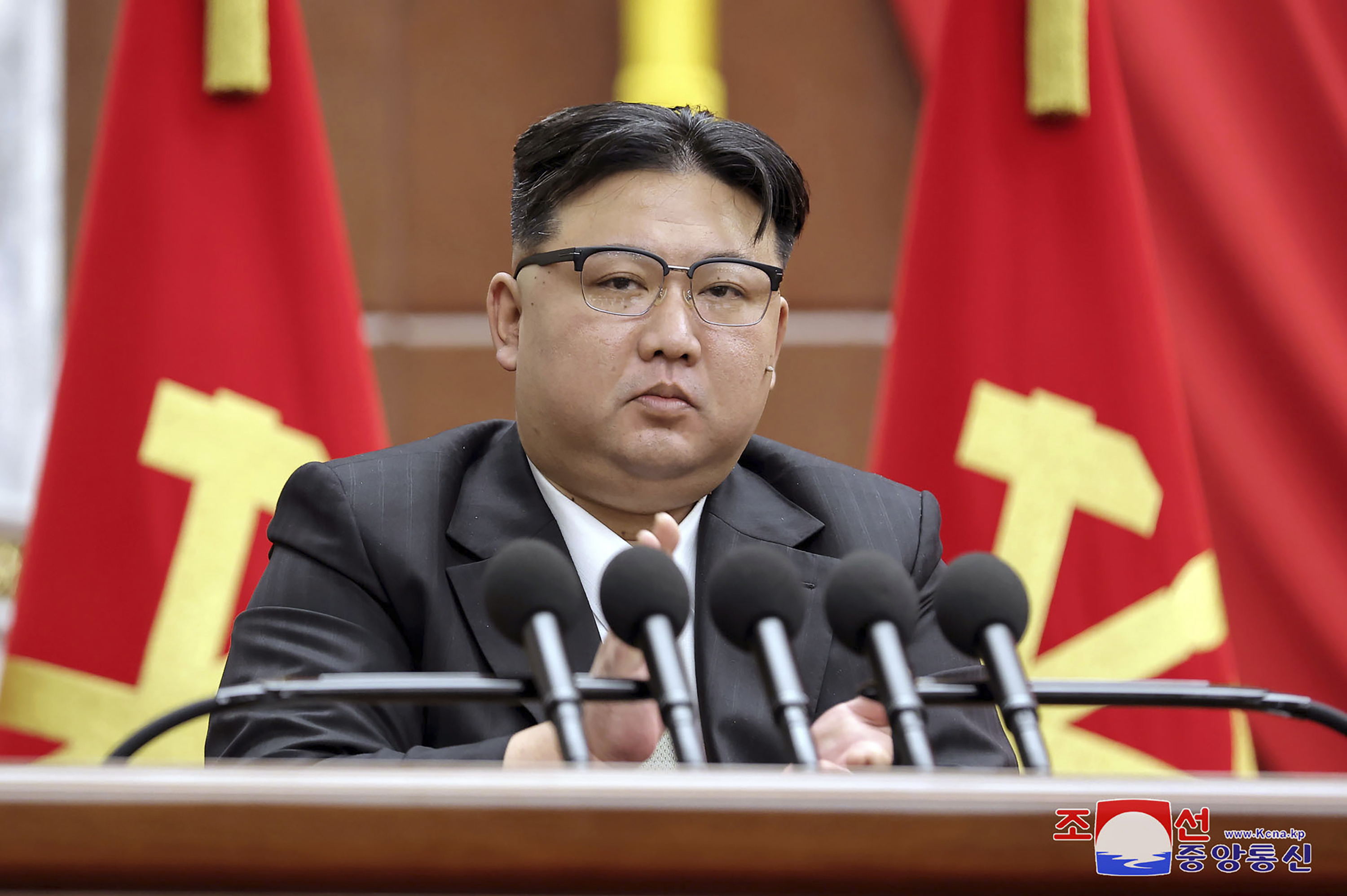 Kim Jong Un pronuncia un discurso durante la reunin plenaria de fin de ao del Partido de los Trabajadores.