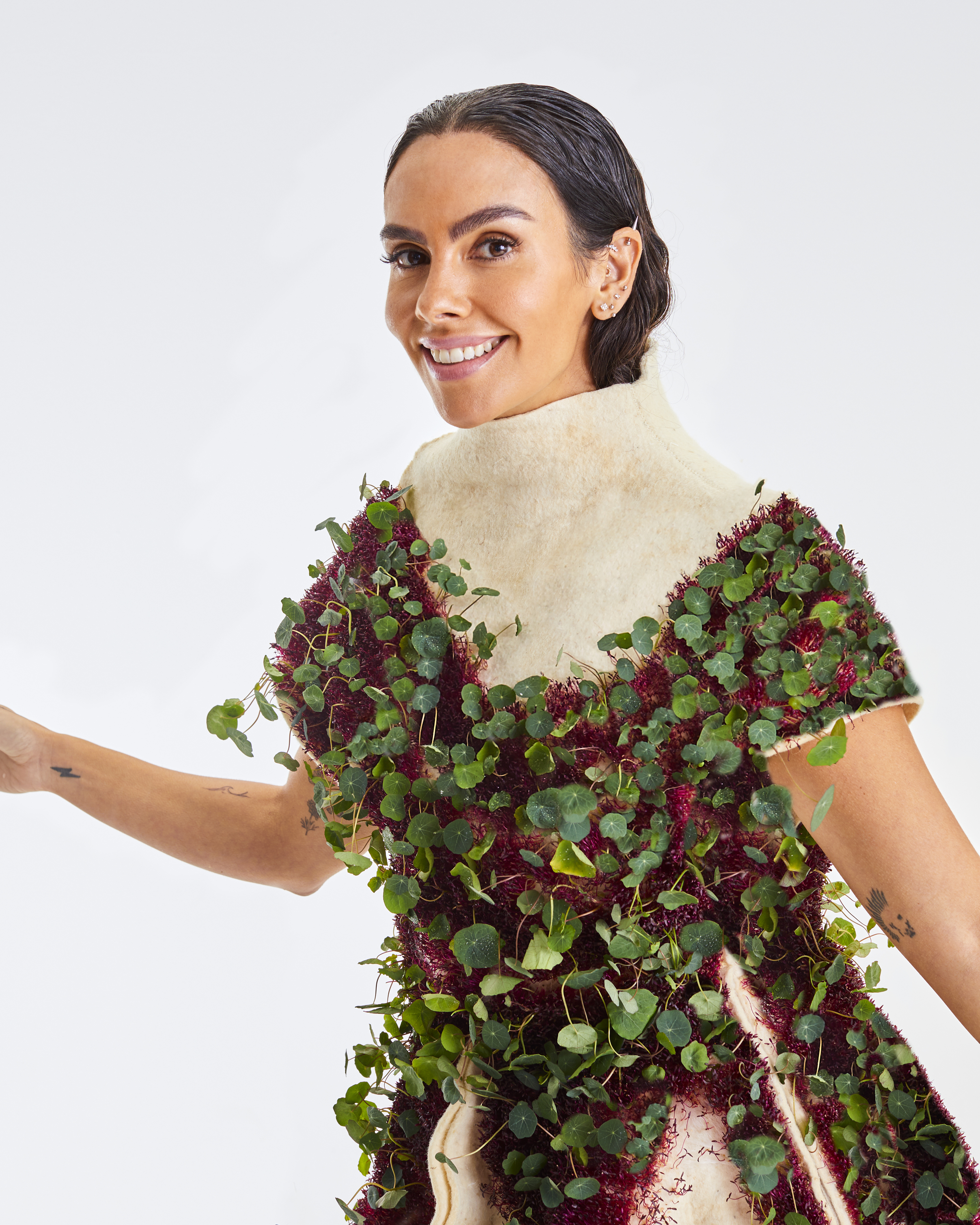 El vestido de Cristina Pedroche en las Campanadas tiene vida propia y recrea un jardín con poderoso mensaje al planeta | Moda