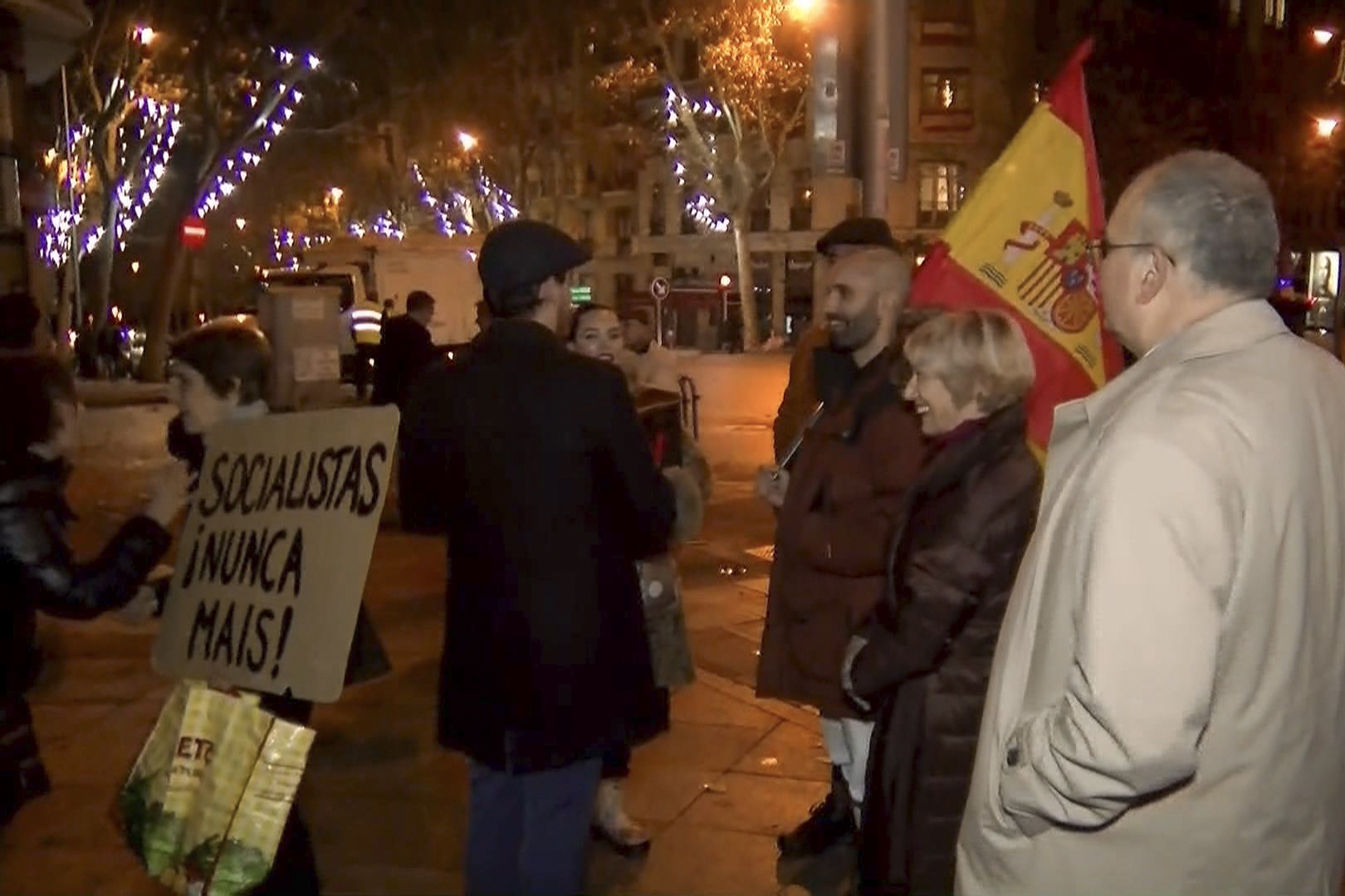 Yılbaşı Gecesi'nde Ferraz'da 300 protestocu Sánchez bebeğini dövdü ve Puente uyardı: “Artık rıza gösteremezsiniz”
