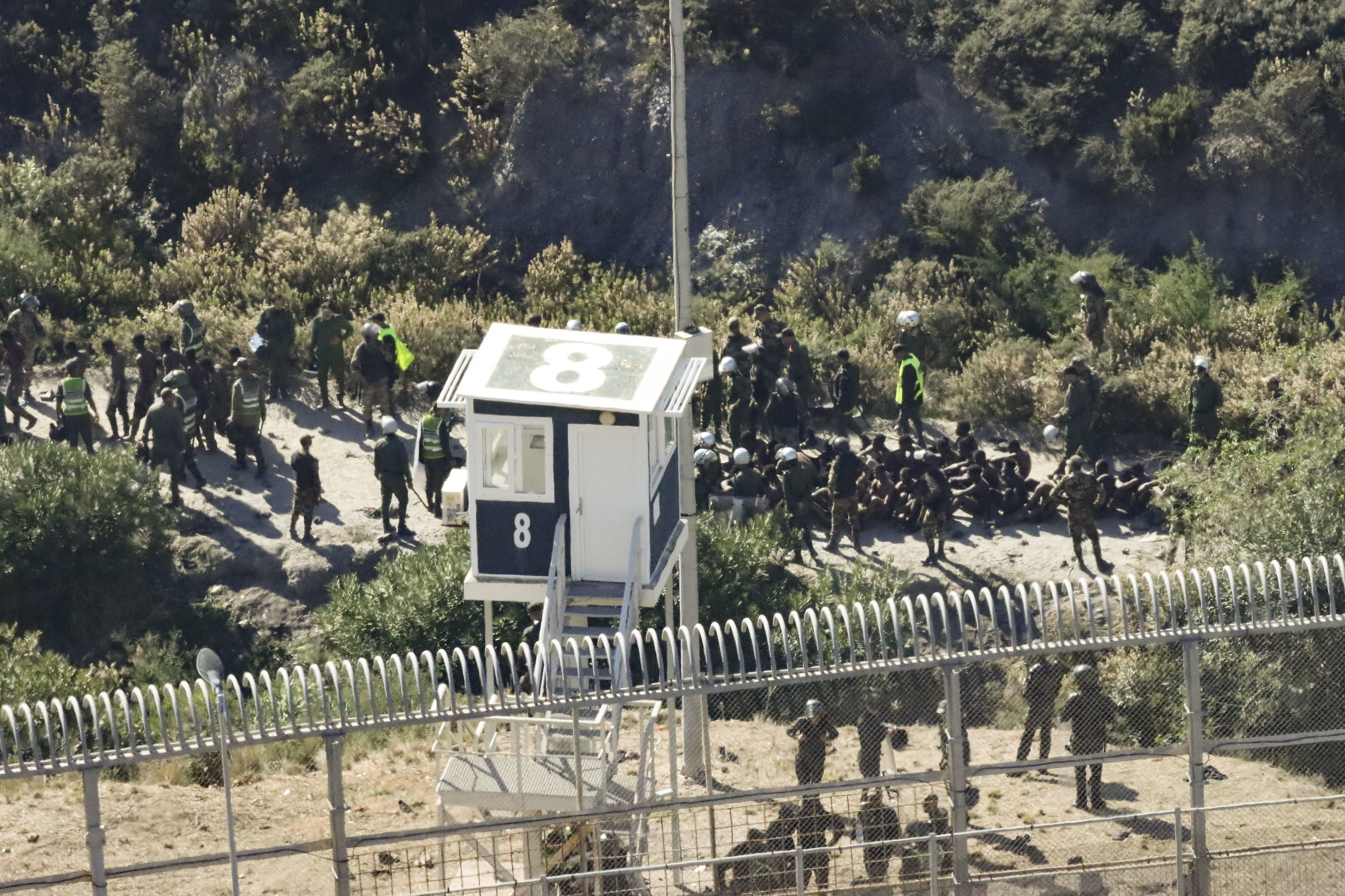 Fas, ülkenin kuzeyinde Ceuta ve Melilla'ya geçmek isteyen 1.110 göçmeni yakaladı